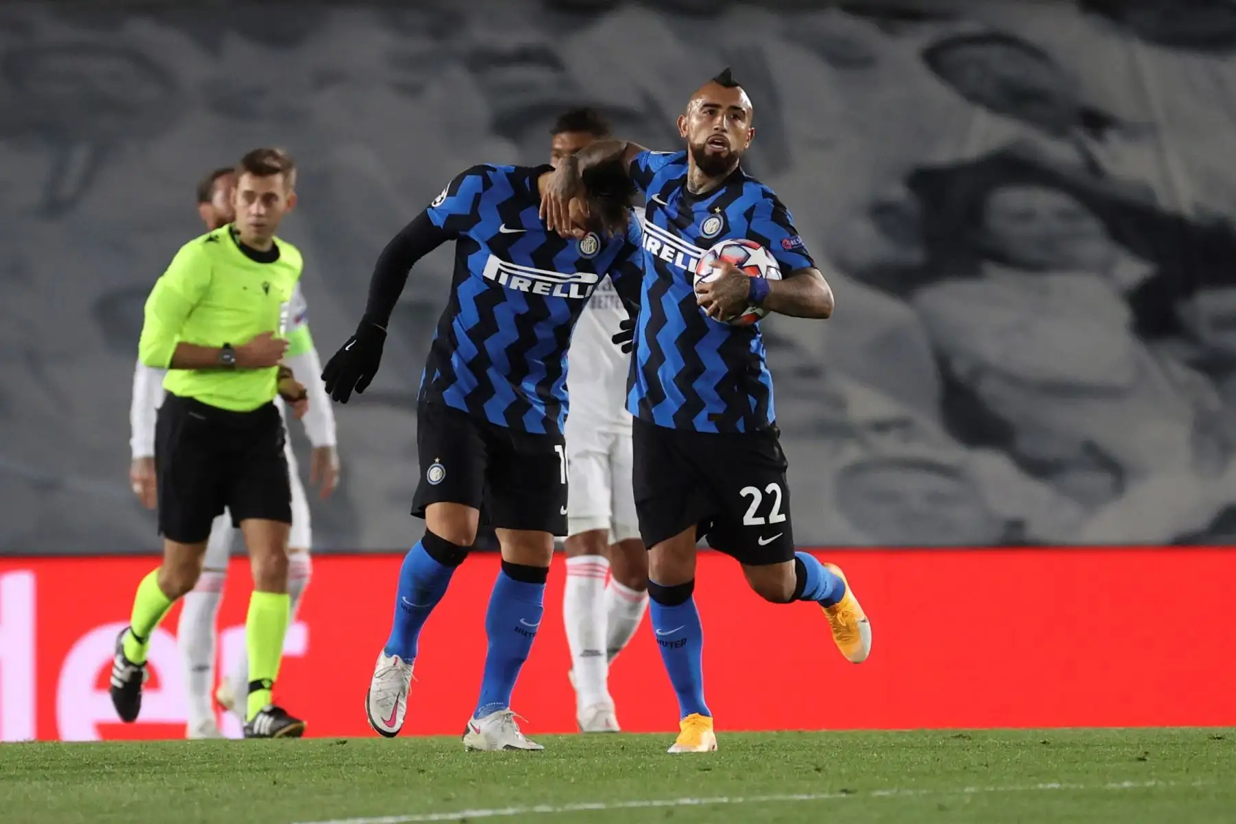 El delantero uruguayo del Inter, Lautaro Martínez, celebra jutno a su compañero Arturo Vidal el primer gol de su equipo ante el Real Madrid, durante el partido de la fase de grupos de la Liga de Campeones, en el estadio Alfredo di Stéfano. Foto: EFE