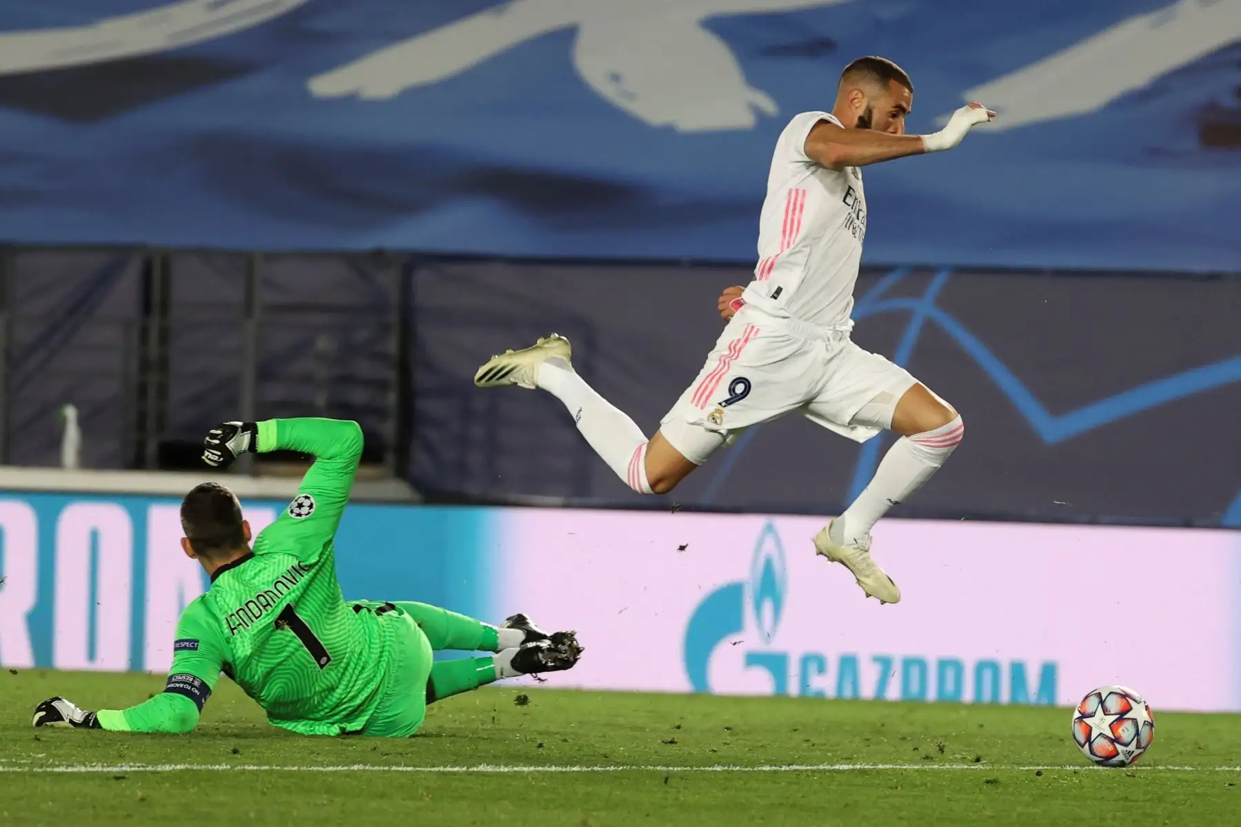 El delantero francés del Real Madrid, Karim Benzema, libra al portero esloveno del Inter, Samir Handanovic, durante el partido correspondiente a la fase de grupos de la Liga de Campeones, en el estadio Alfredo di Stéfano. Foto: EFE
