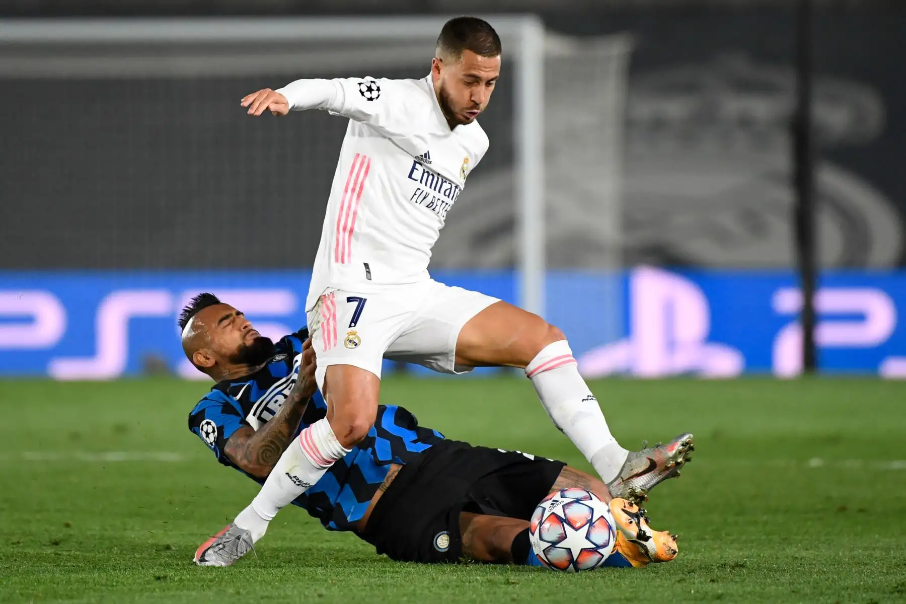 El centrocampista chileno del Inter, Arturo Vidal, compite contra el delantero belga del Real Madrid, Eden Hazard, durante el partido de fútbol del grupo B de la Liga de Campeones de la UEFA, en el estadio Alfredo di Stefano. Foto: AFP