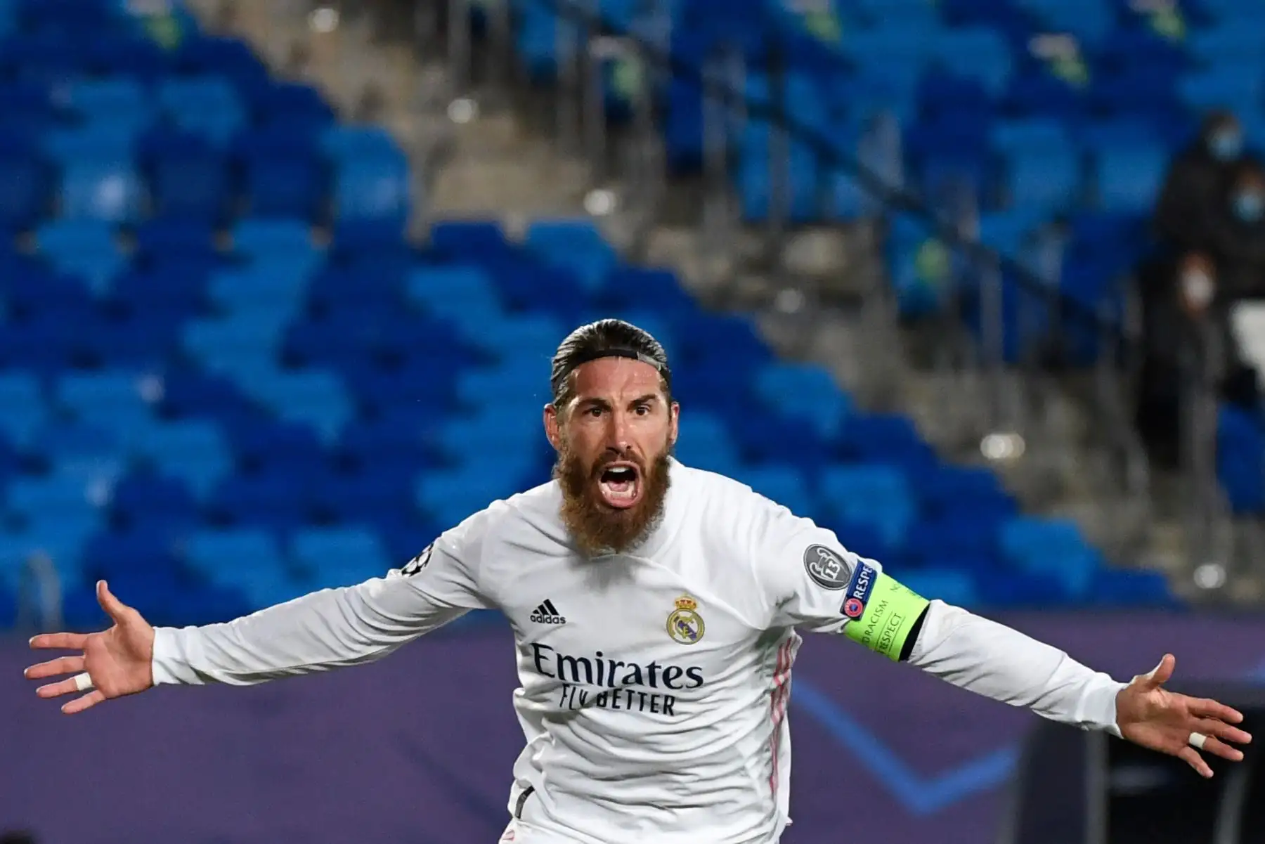 El defensa español del Real Madrid, Sergio Ramos, celebra su gol durante el partido de fútbol del grupo B de la Liga de Campeones de la UEFA, en el estadio Alfredo di Stefano. Foto: AFP
