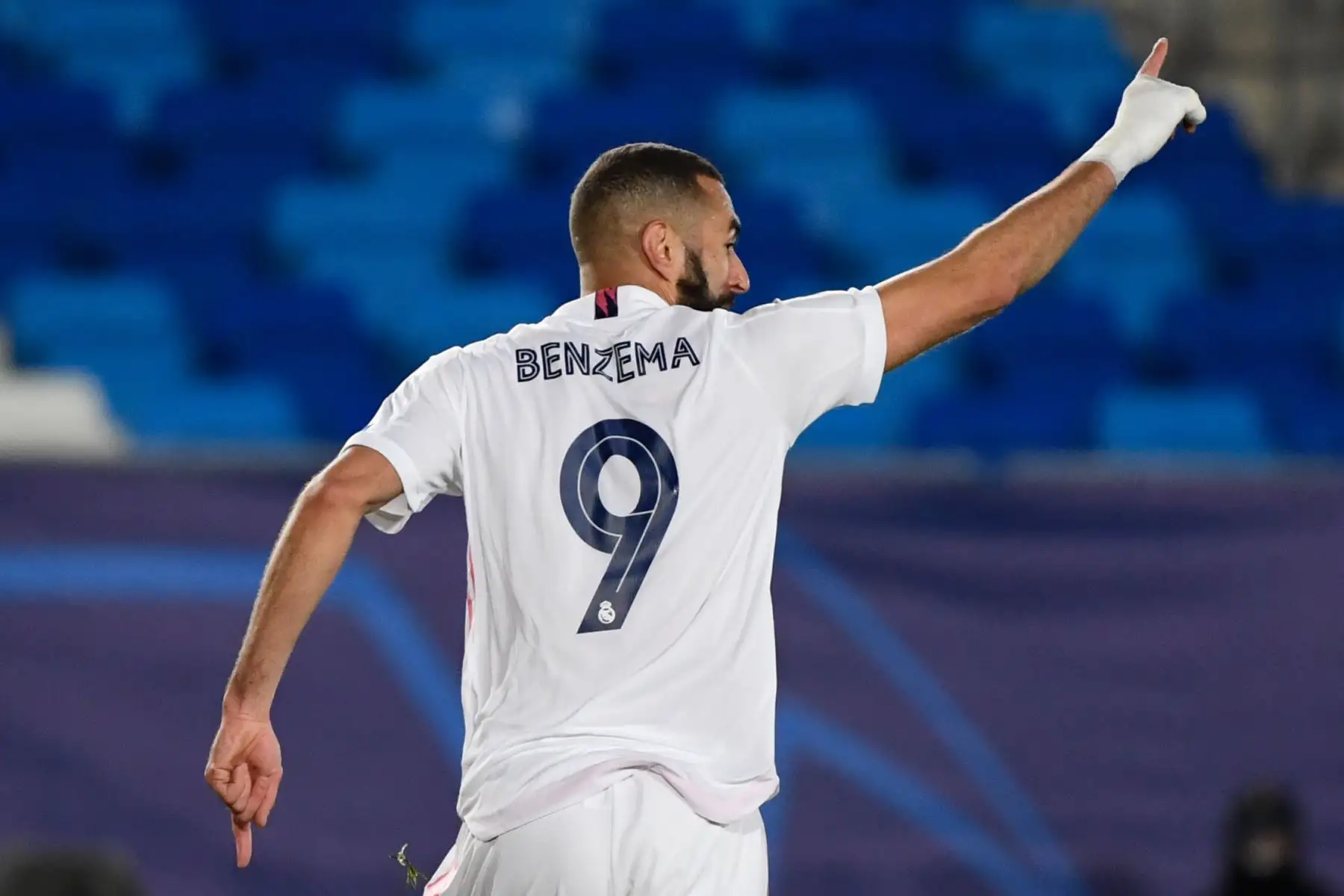El delantero francés del Real Madrid, Karim Benzema, celebra su gol durante el partido de fútbol del grupo B de la Liga de Campeones de la UEFA, en el estadio Alfredo di Stefano. Foto: AFP