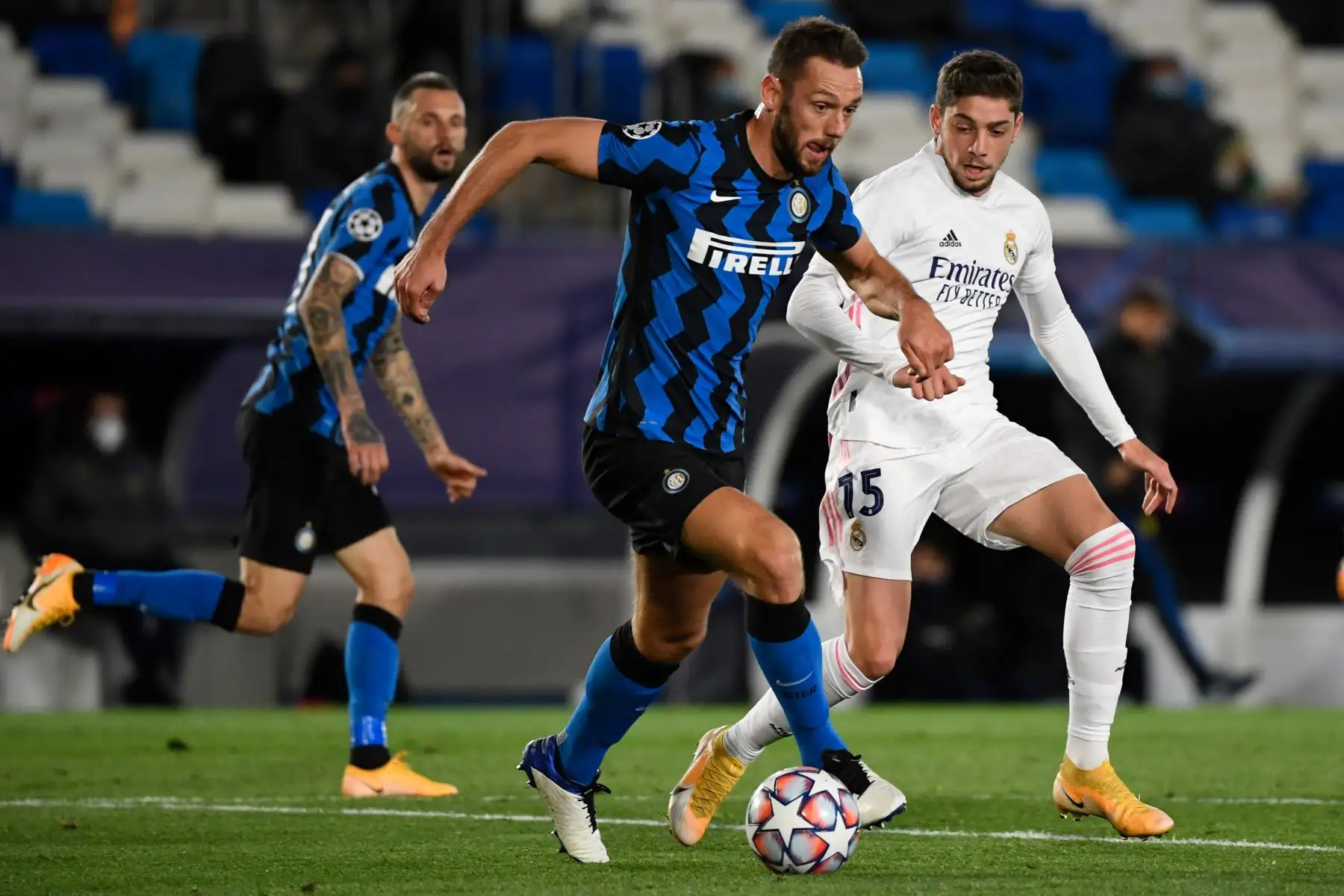 El defensa holandés del Inter, Stefan de Vrij, compite contra el centrocampista uruguayo del Real Madrid, Federico Valverde, durante el partido de fútbol del grupo B de la Liga de Campeones de la UEFA, en el estadio Alfredo di Stefano. Foto: AFP