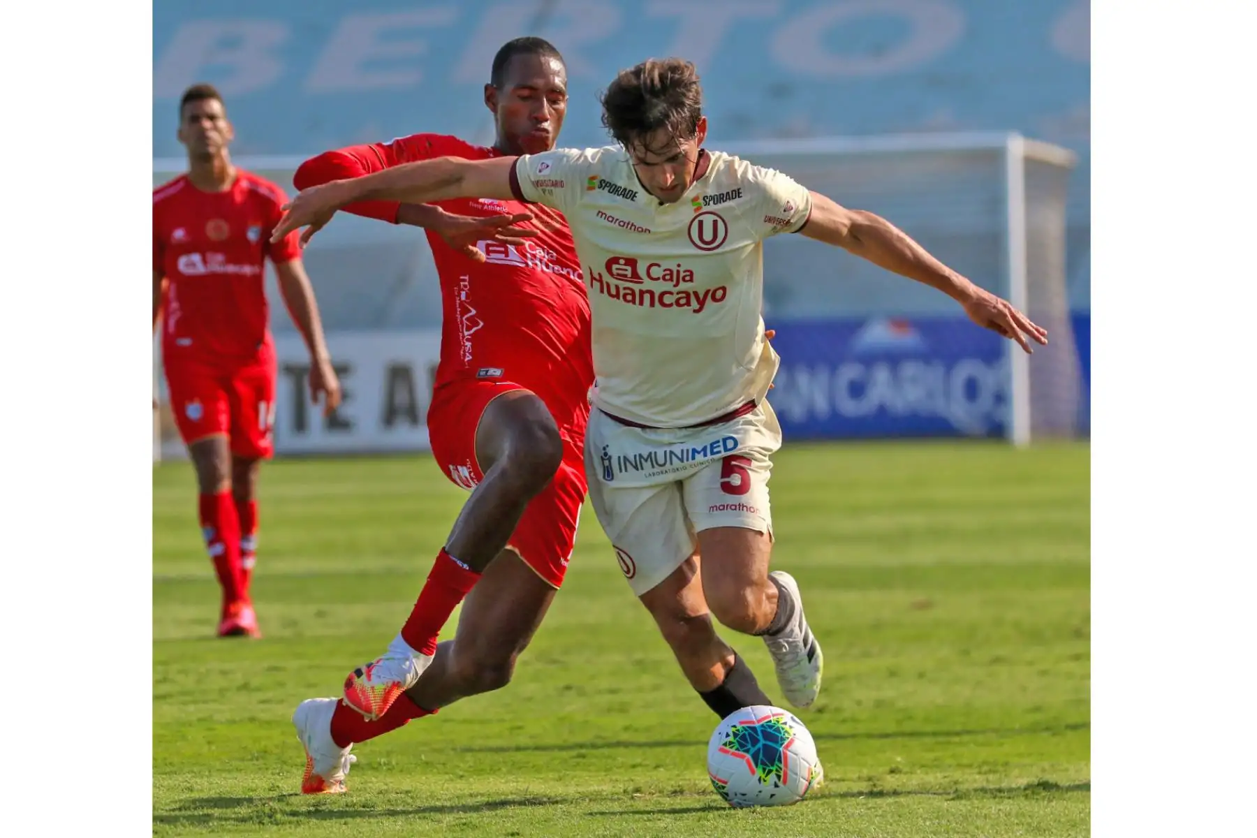 R. Guarderas de Universitario se enfrenta por el balón ante su rival de Cienciano por la tercera jornada de la fase 2, en el estadio Alberto Gallardo. Foto: Liga 1