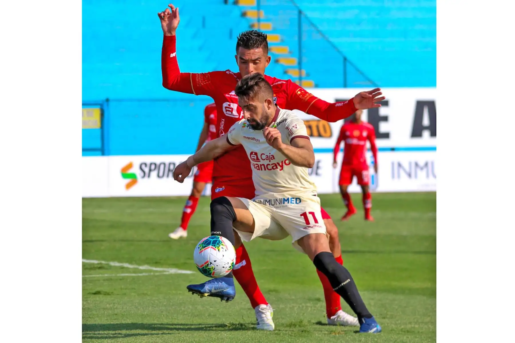 L. Urruti de Universitario se enfrenta por el balón ante su rival de Cienciano por la tercera jornada de la fase 2, en el estadio Alberto Gallardo. Foto: Liga 1