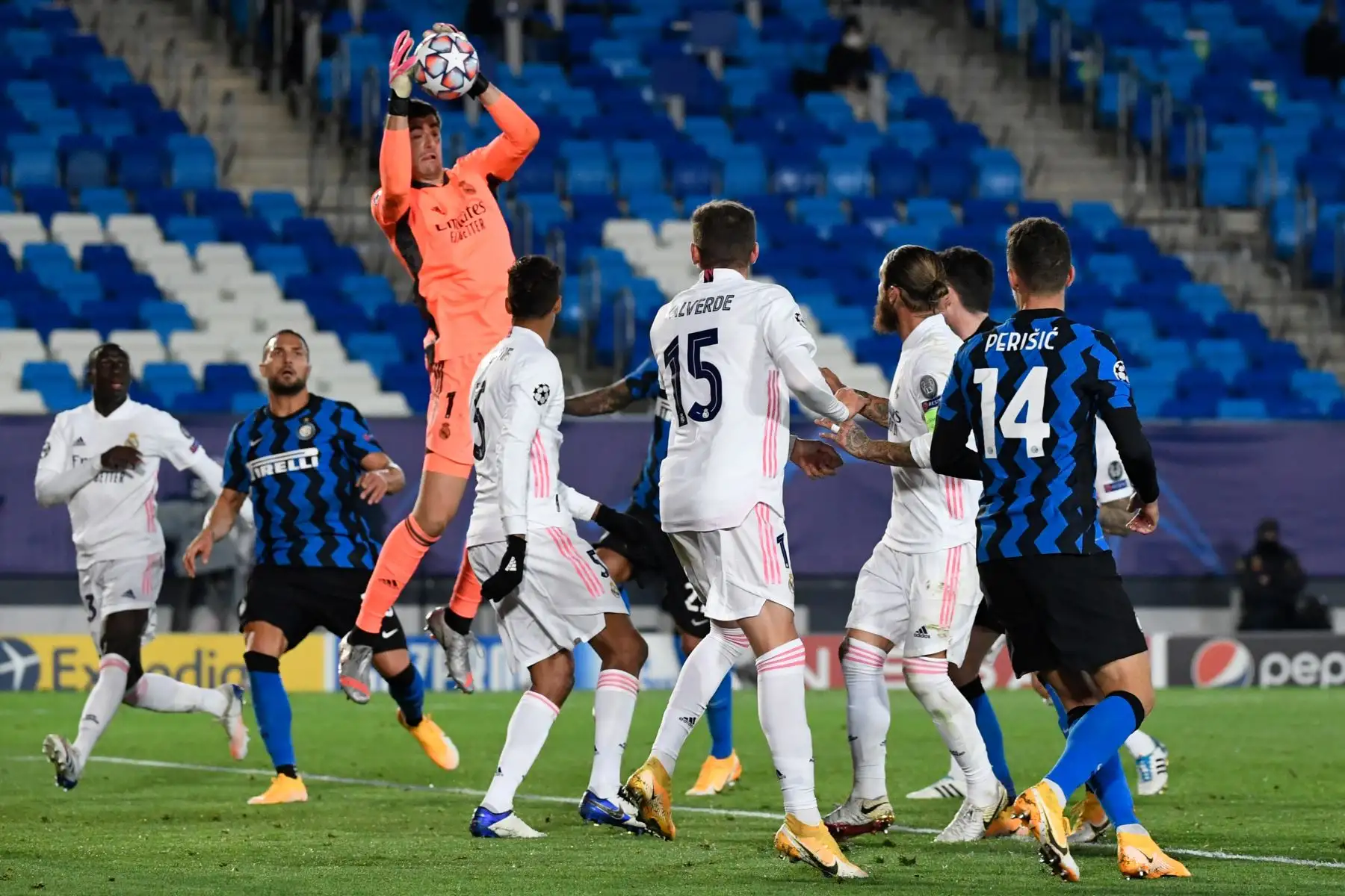 El portero belga del Real Madrid, Thibaut Courtois, salta para atrapar el balón durante el partido de fútbol del grupo B de la Liga de Campeones de la UEFA, en el estadio Alfredo di Stefano. Foto: AFP