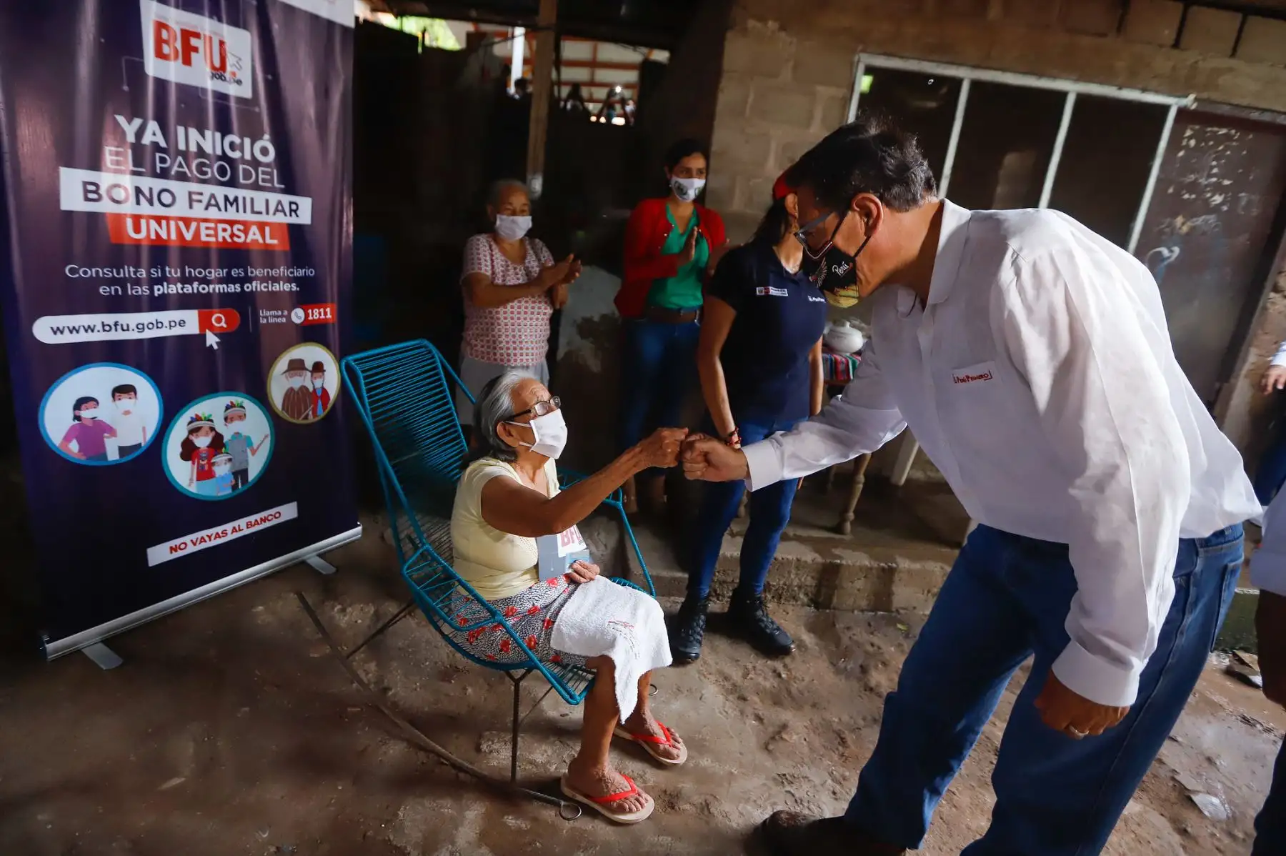 El presidente de la República, Martín Vizcarra, inspecciona el pago del bono familiar universal y el pago domiciliario en el distrito Banda de Shilcayo, San Martín. Foto: ANDINA/ Prensa Presidencia El presidente de la República, Martín Vizcarra, inspecciona el pago del bono familiar universal y el pago domiciliario en el distrito Banda de Shilcayo, San Martín. Foto: ANDINA/ Prensa Presidencia