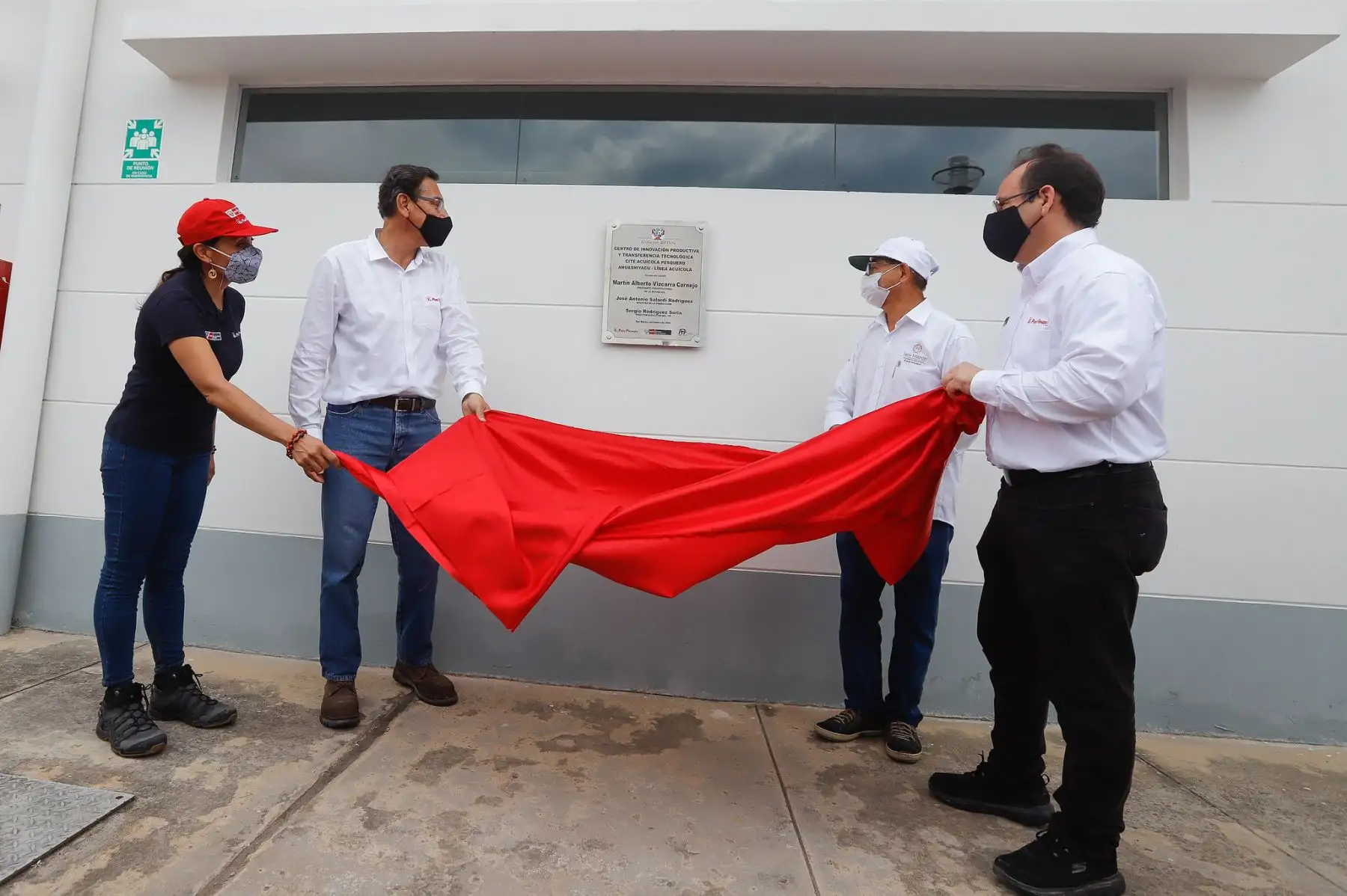 El presidente Martín Vizcarra junto al titular de Producción, Jose Salardi, visita el CITEacuícola Pesquero Ahuashiyacu, centro que impulsa las cadenas productivas acuícolas, mejorando la oferta, productividad y calidad de sus productos. Foto: ANDINA/Prensa Presidencia