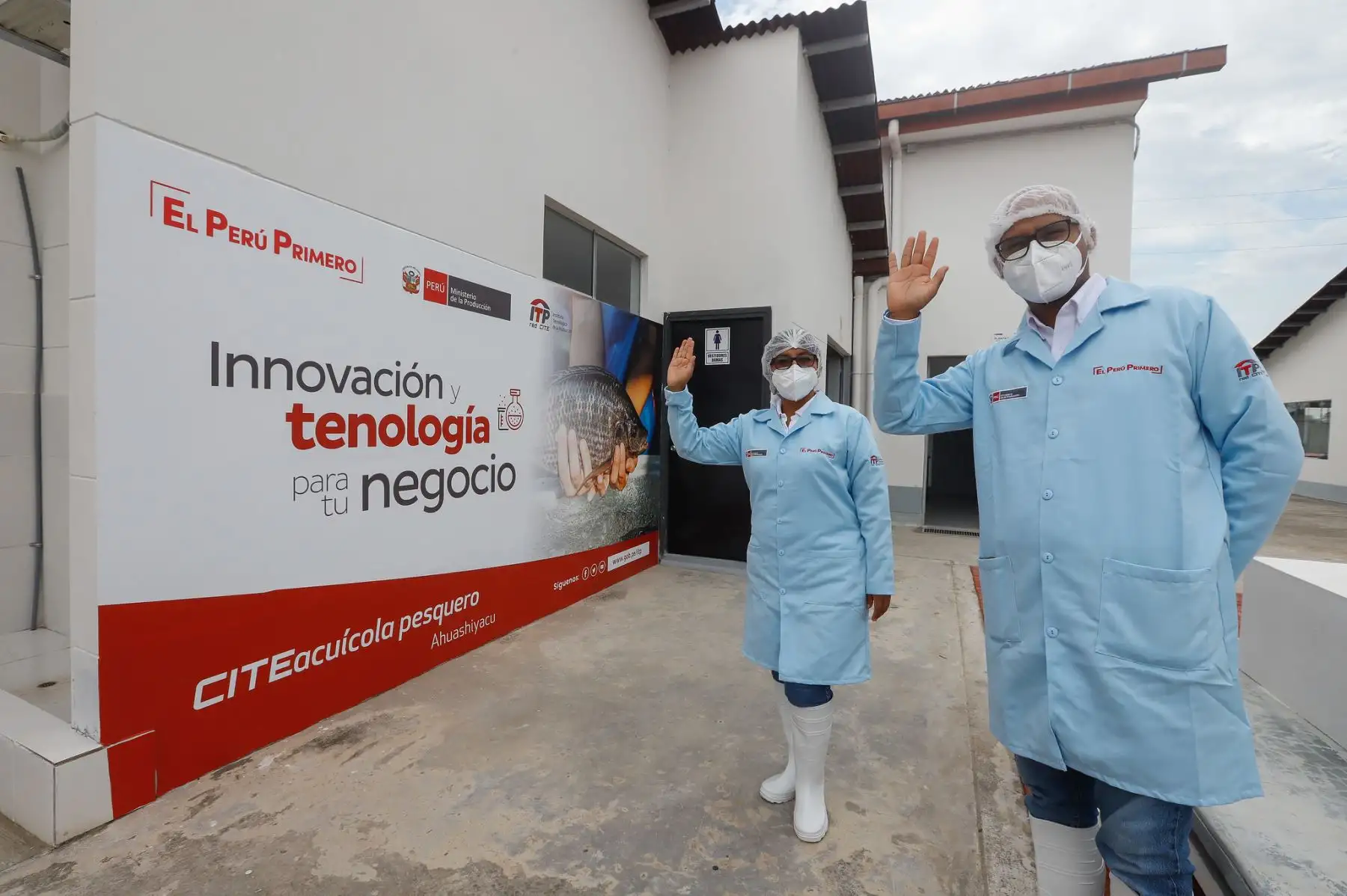 El presidente Martín Vizcarra junto al titular de Producción, Jose Salardi, visita el CITEacuícola Pesquero Ahuashiyacu, centro que impulsa las cadenas productivas acuícolas, mejorando la oferta, productividad y calidad de sus productos. Foto: ANDINA/Prensa Presidencia