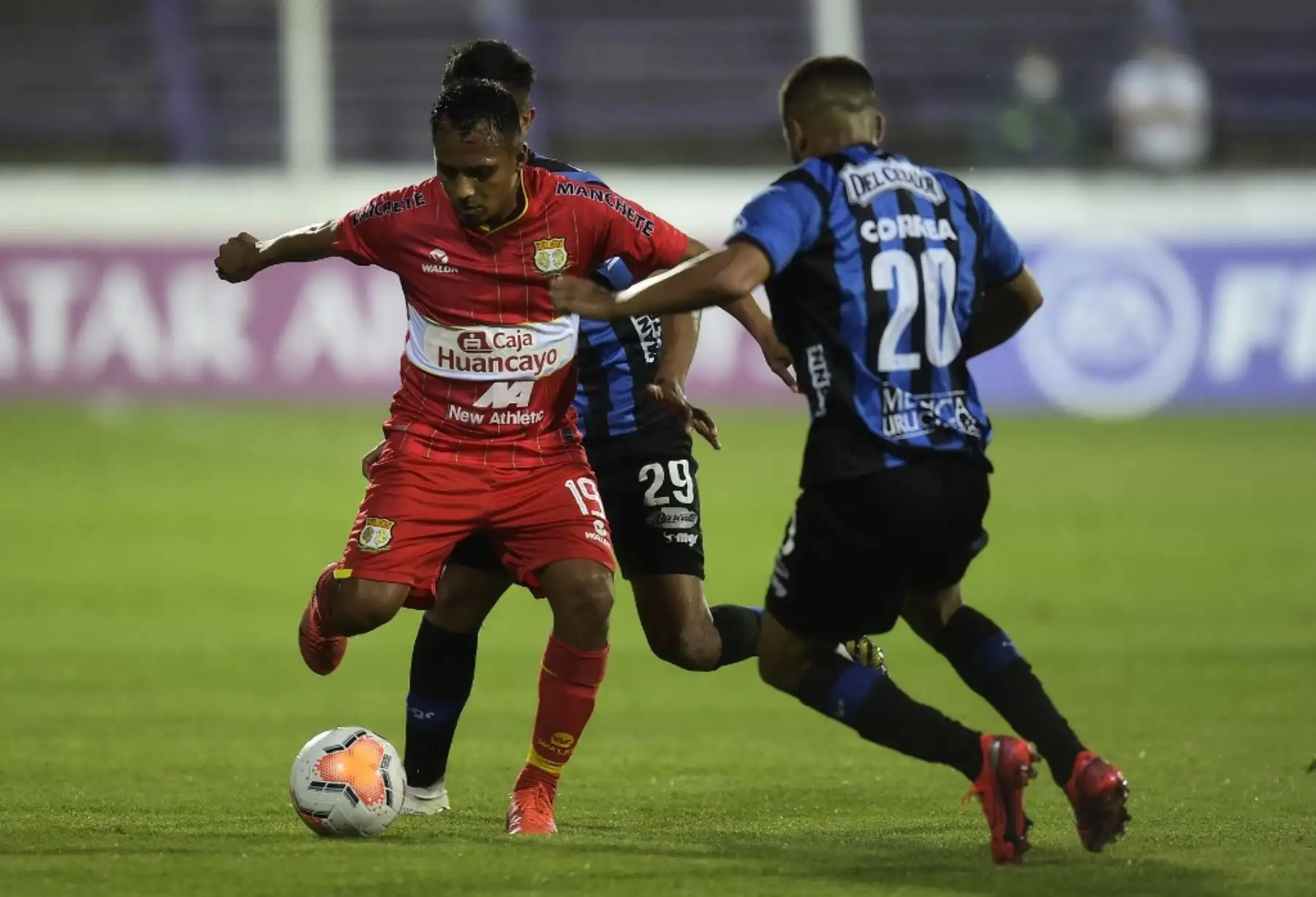 Marcos Lliuya  de Sport Huancayo compite por el balón con el Liverpool Bruno Correa y Fabricio Díaz de Uruguay durante su partido de fútbol de segunda ronda de la Copa Sudamericana a puerta cerrada en el Estadio Luis Franzini de Montevideo, el 3 de noviembre de 2020. Foto: AFP