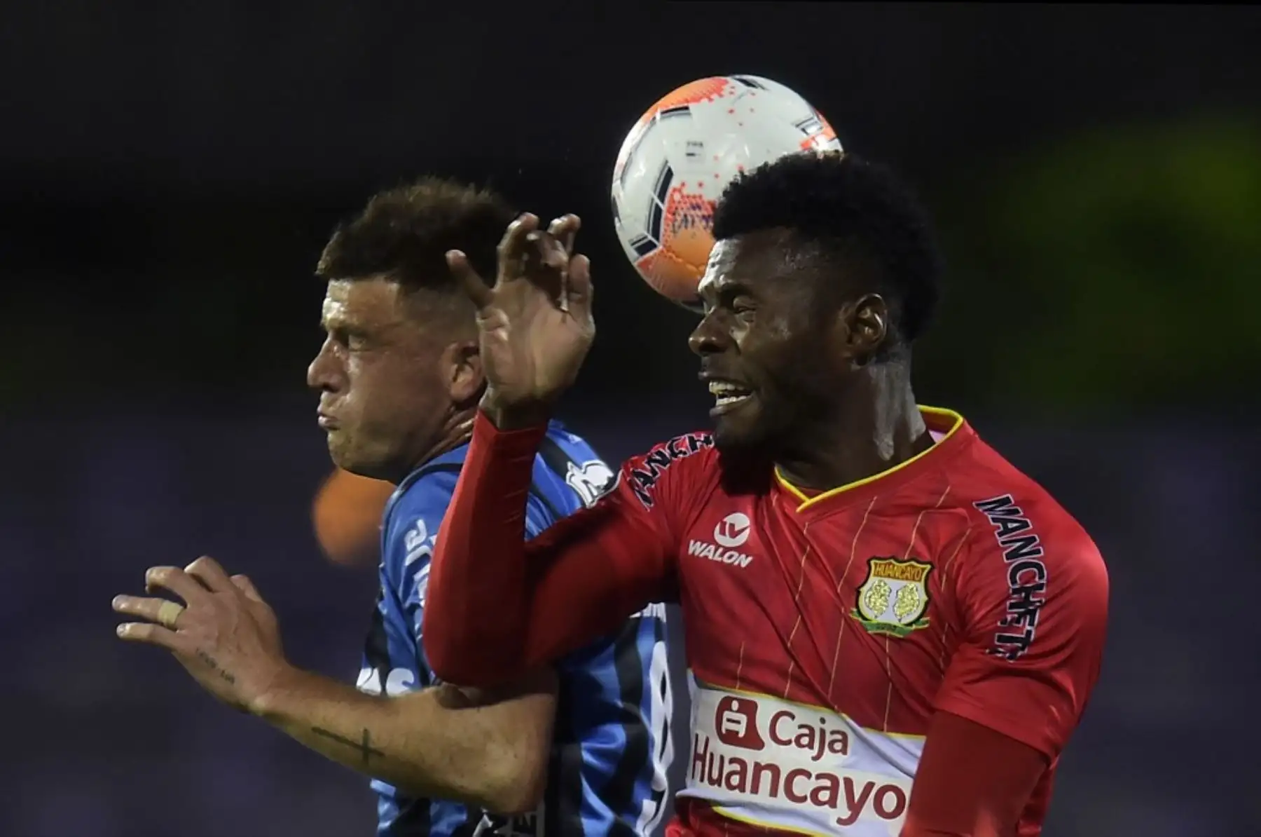 El uruguayo Liverpool Juan Ignacio Ramírez (izq.) Y el peruano Sport Huancayo colombiano Jimmy Valoyes compiten por el balón durante su partido de fútbol de segunda ronda de la Copa Sudamericana. Foto: AFP