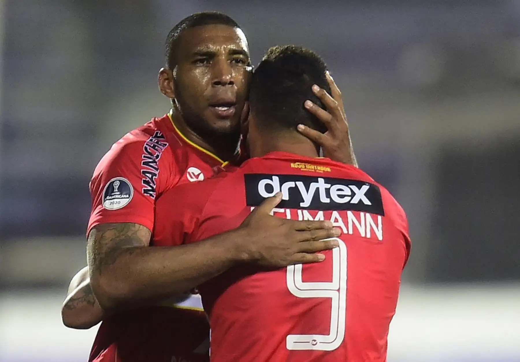 El jugador de Sport Huancayo, Carlos Neumann, celebra con su compañero de equipo Giancarlo Carmona después de anotar contra el Liverpool de Uruguay durante el partido de fútbol de segunda ronda de la Copa Sudamericana. Foto: AFP