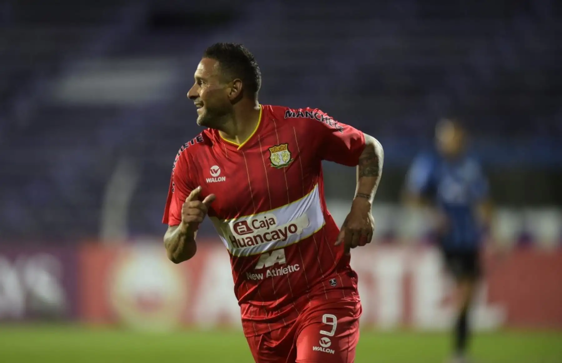 El paraguayo Carlos Neumann celebra con sus compañeros tras anotar contra el Liverpool de Uruguay durante el partido de fútbol a puerta cerrada de la segunda ronda de la Copa Sudamericana en el Estadio Luis Franzini de Montevideo. Foto: AFP