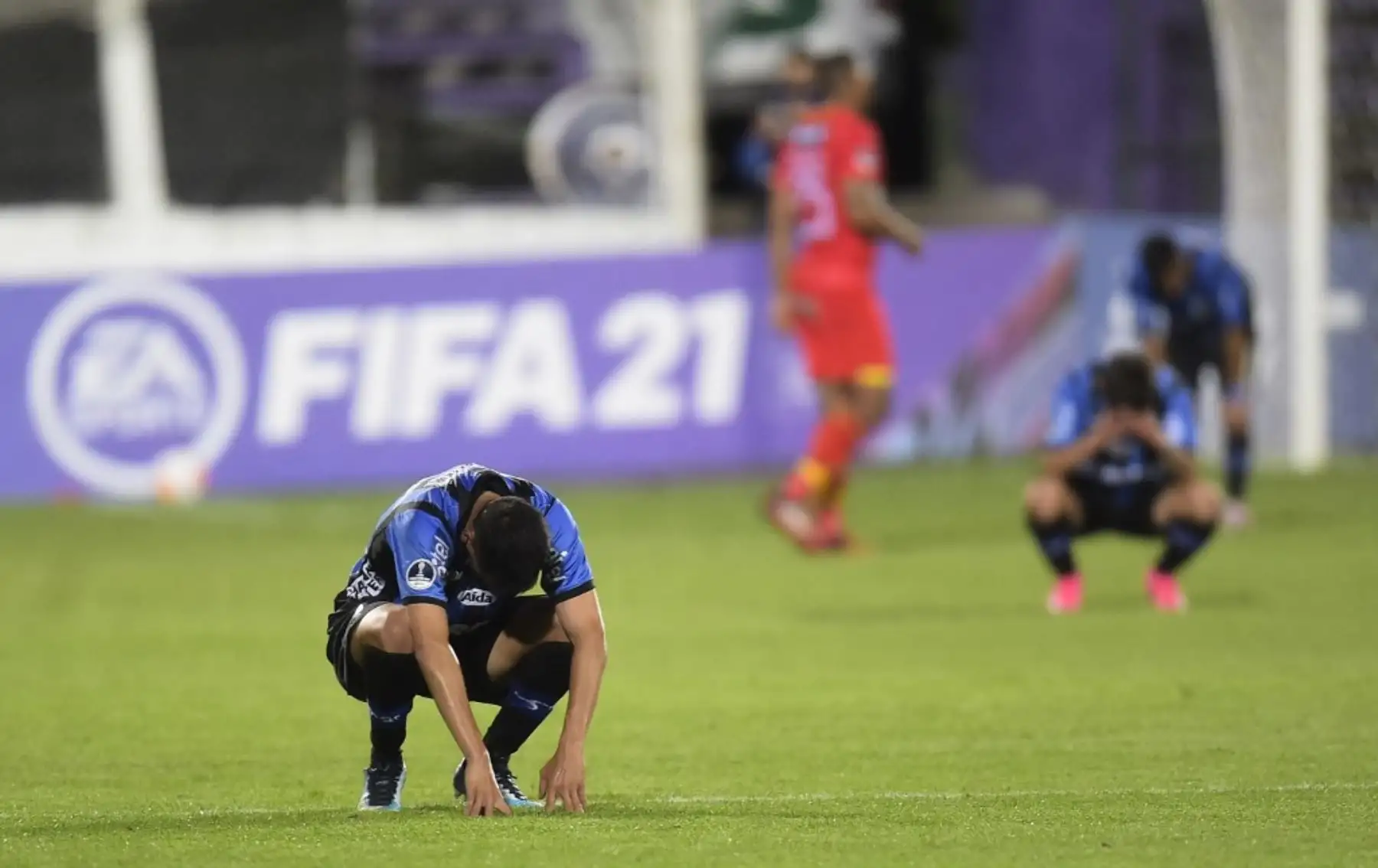 Los jugadores del Liverpool de Uruguay reaccionan al finalizar el partido de fútbol a puerta cerrada de la segunda ronda de la Copa Sudamericana entre el Liverpool de Uruguay y el Sport Huancayo de Perú en el Estadio Luis Franzini de Montevideo. Foto: AFP