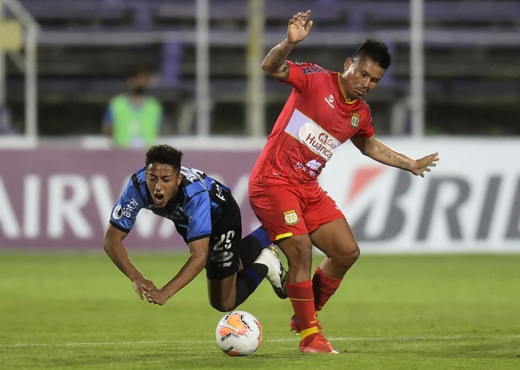El colombiano Jimmy Valoyes de Sport Huancayo de Perú y el Liverpool Fabricio Díaz de Uruguay compiten por el balón durante su partido de fútbol de segunda ronda de la Copa Sudamericana a puerta cerrada en el Estadio Luis Franzini de Montevideo. Foto: AFP