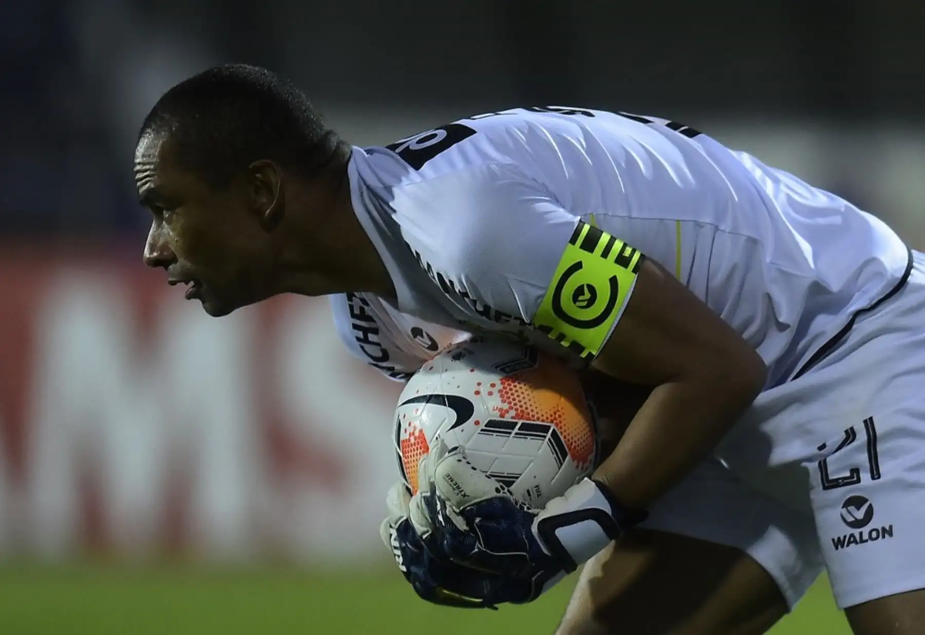 El portero de Sport Huancayo de Perú, Joel Pinto, agarra el balón durante el partido de fútbol a puerta cerrada de la segunda ronda de la Copa Sudamericana entre el Liverpool de Uruguay y el Sport Huancayo de Perú en el Estadio Luis Franzini en Montevideo. Foto: AFP