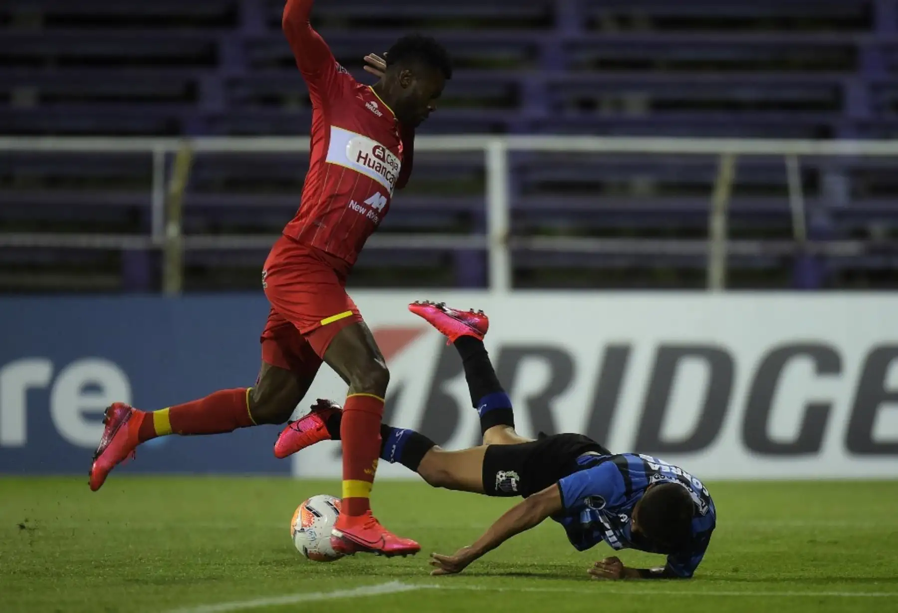 El colombiano de Sport Huancayo de Perú Jimmy Valoyes y el Liverpool de Uruguay Bruno Correa compiten por el balón durante su partido de fútbol de segunda ronda de la Copa Sudamericana a puerta cerrada en el Estadio Luis Franzini en Montevideo. Foto: AFP