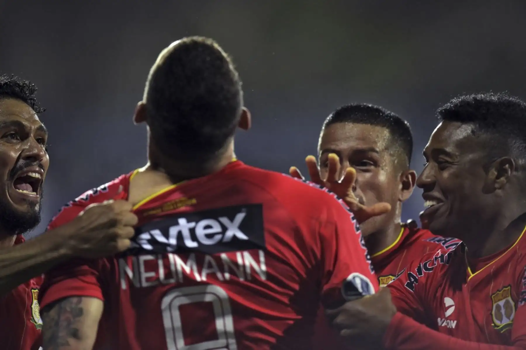 El paraguayo Carlos Neumann celebra con sus compañeros tras anotar contra el Liverpool de Uruguay durante el partido de fútbol a puerta cerrada de la segunda ronda de la Copa Sudamericana en el Estadio Luis Franzini de Montevideo. Foto: AFP