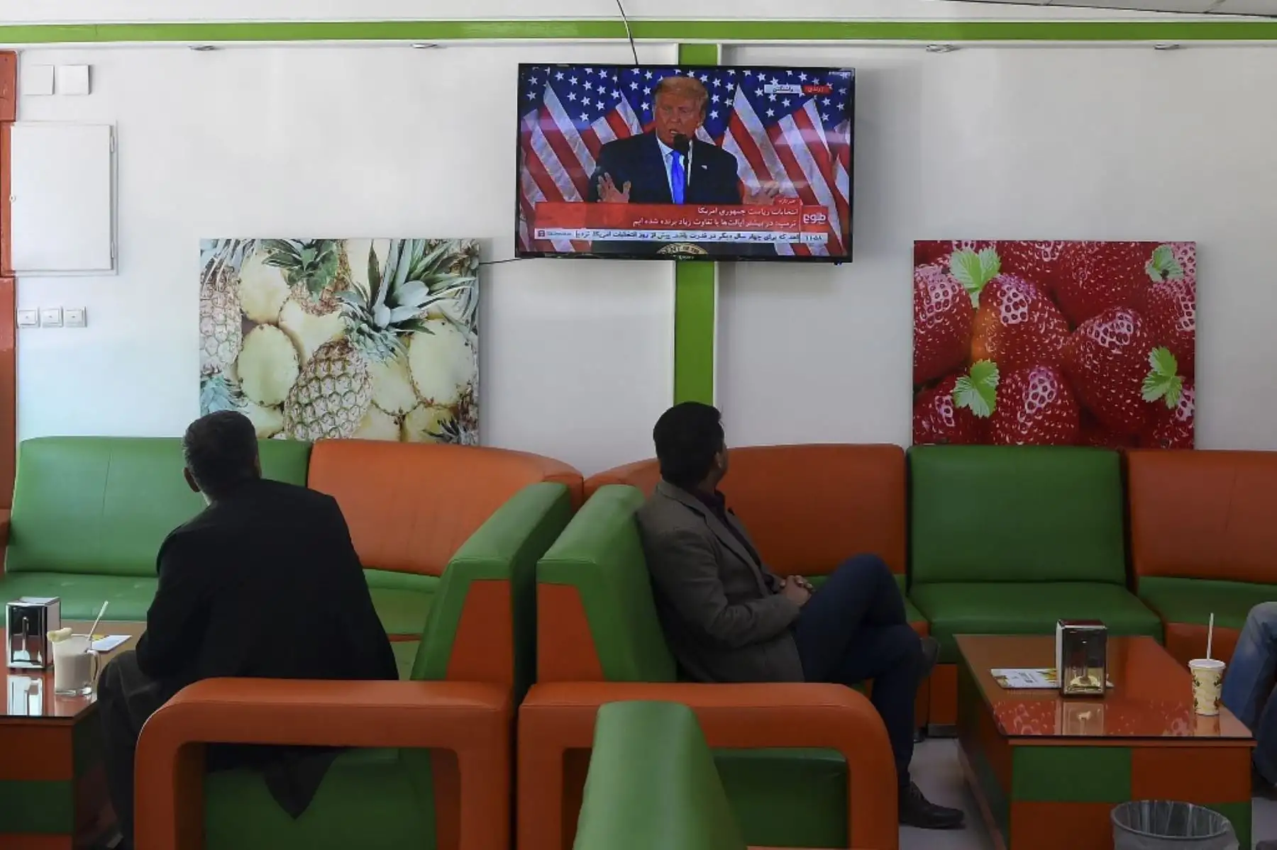 Partidarios del candidato presidencial demócrata y ex vicepresidente Joe Biden ven los resultados de las elecciones fuera del Chase Center en Wilmington.Foto:AFP