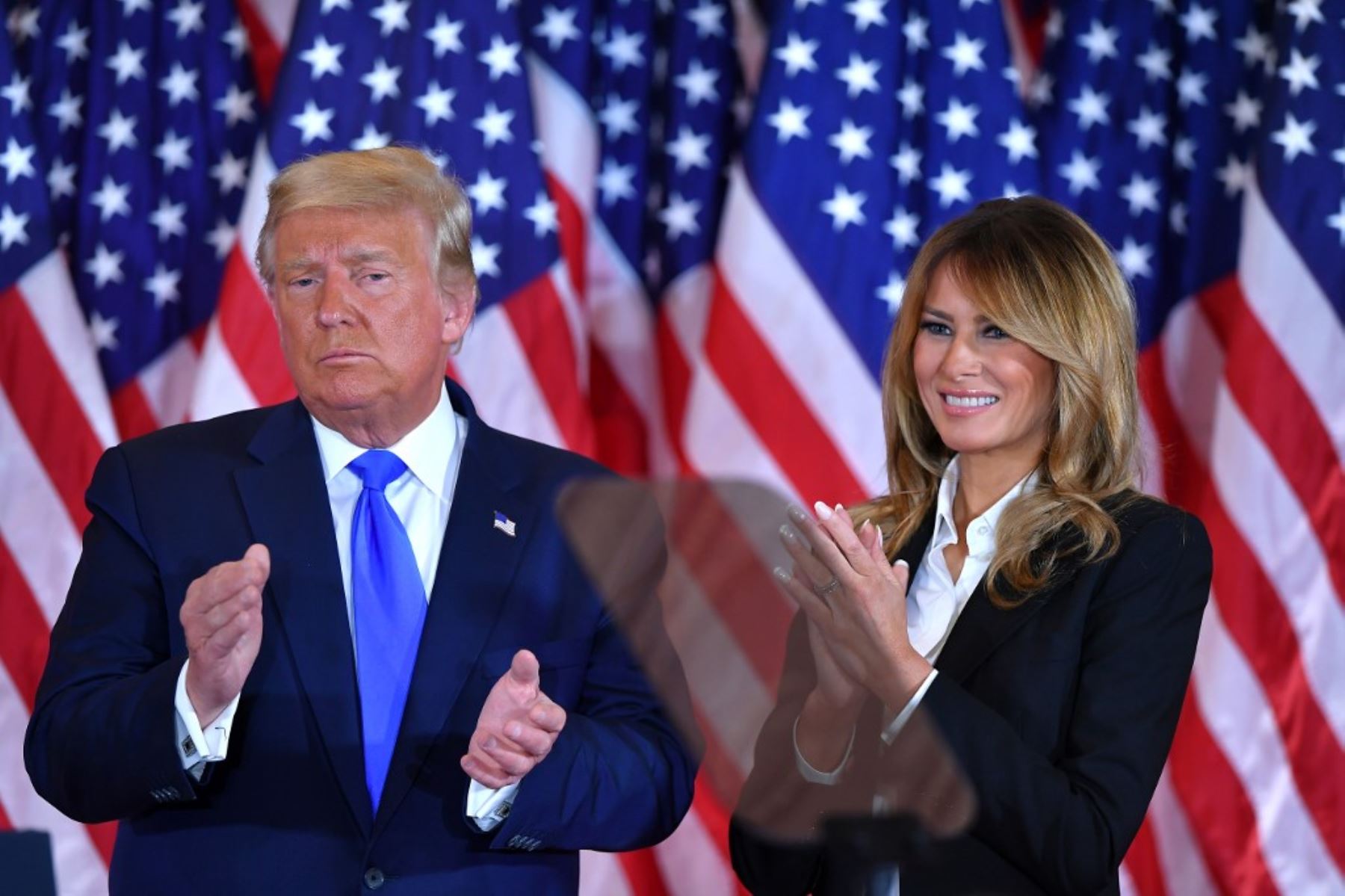El presidente de los Estados Unidos, Donald Trump, aplaude junto a la primera dama de los Estados Unidos, Melania Trump, durante la noche de las elecciones en el East Room de la Casa Blanca en Washington.Foto: AFP