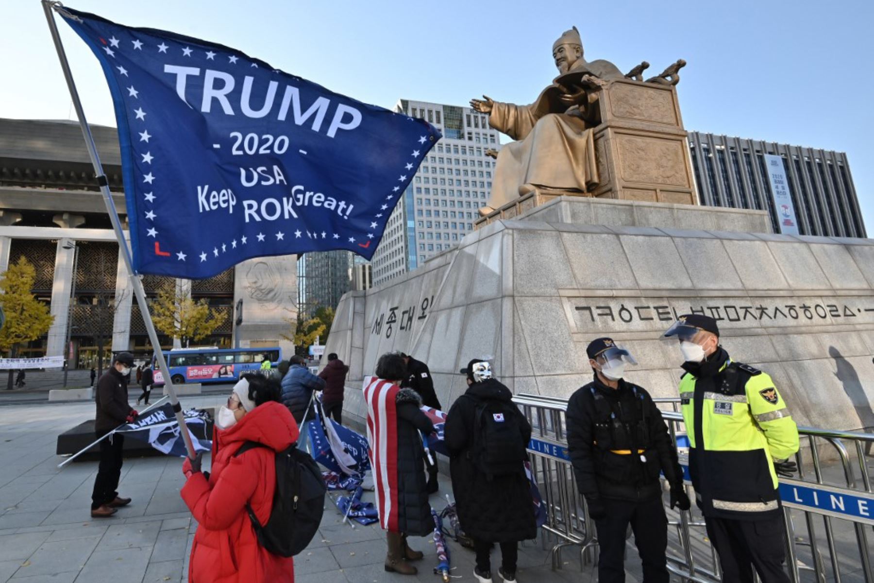 Partidarios surcoreanos del presidente de Estados Unidos, Donald Trump, ondean banderas frente a la embajada de Estados Unidos en Seúl. Foto.AFP