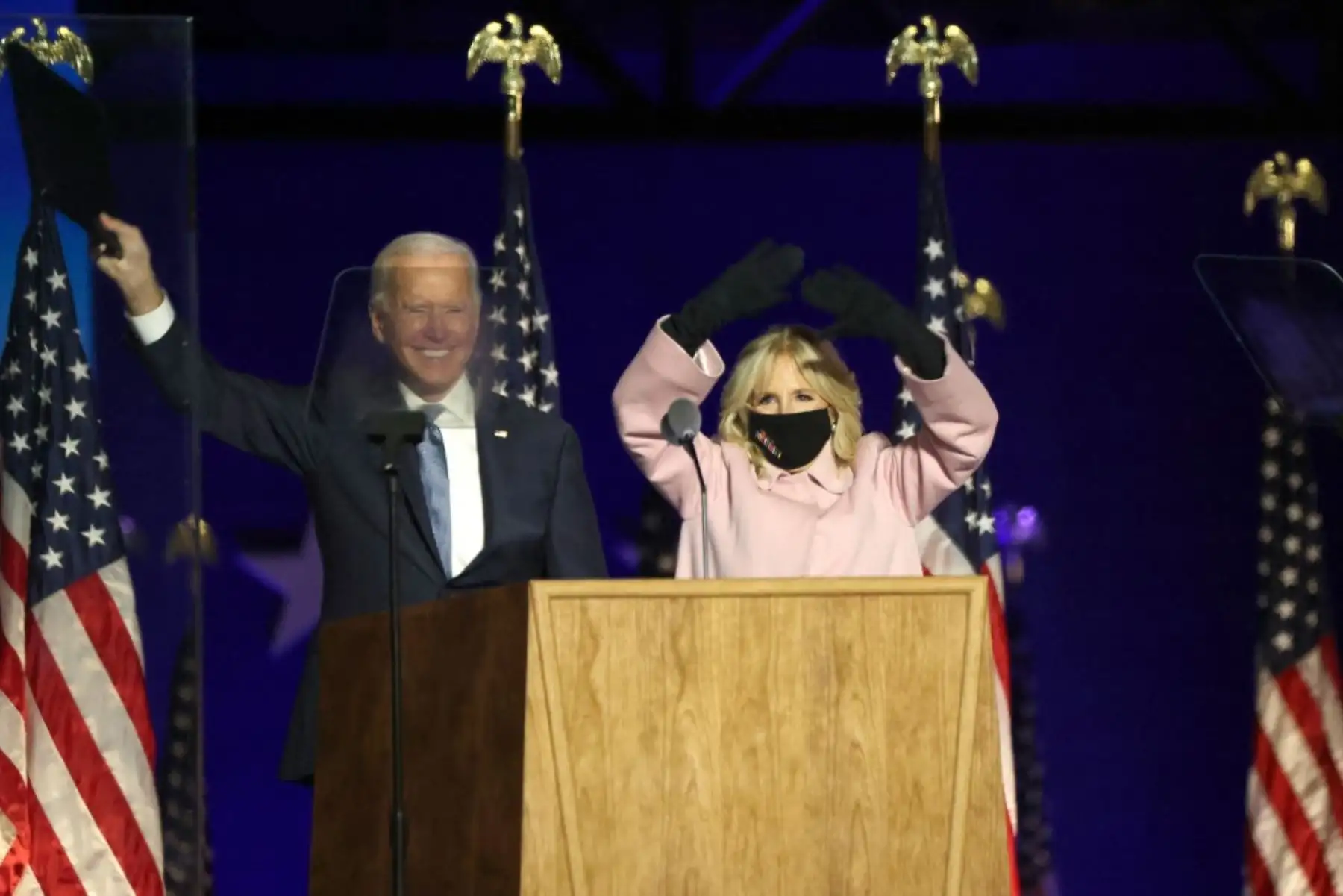 Candidato presidencial demócrata Joe Biden habla en un evento nocturno de elecciones mientras la Dra. Jill Biden observa el Chase Center.Foto:AFP