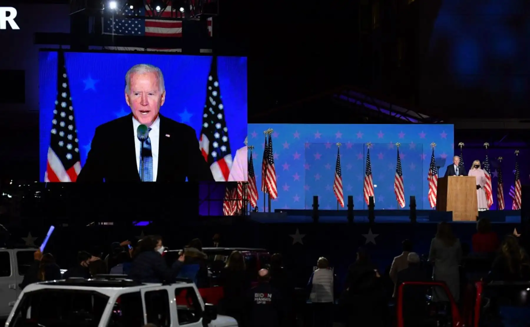 Los partidarios del candidato presidencial demócrata y ex vicepresidente Joe Biden ven los resultados de las elecciones fuera del Chase Center en Wilmington. Foto:AFP