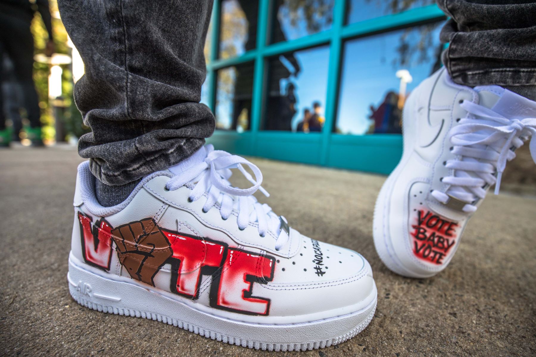 El artista nominado al Grammy "DaBaby" muestra sus zapatos mientras promueve sus esfuerzos de apoyo a los votantes, "Vote Baby Vote", al organizar un evento en un lugar de votación en Charlote, Carolina del Norte. Foto: AFP