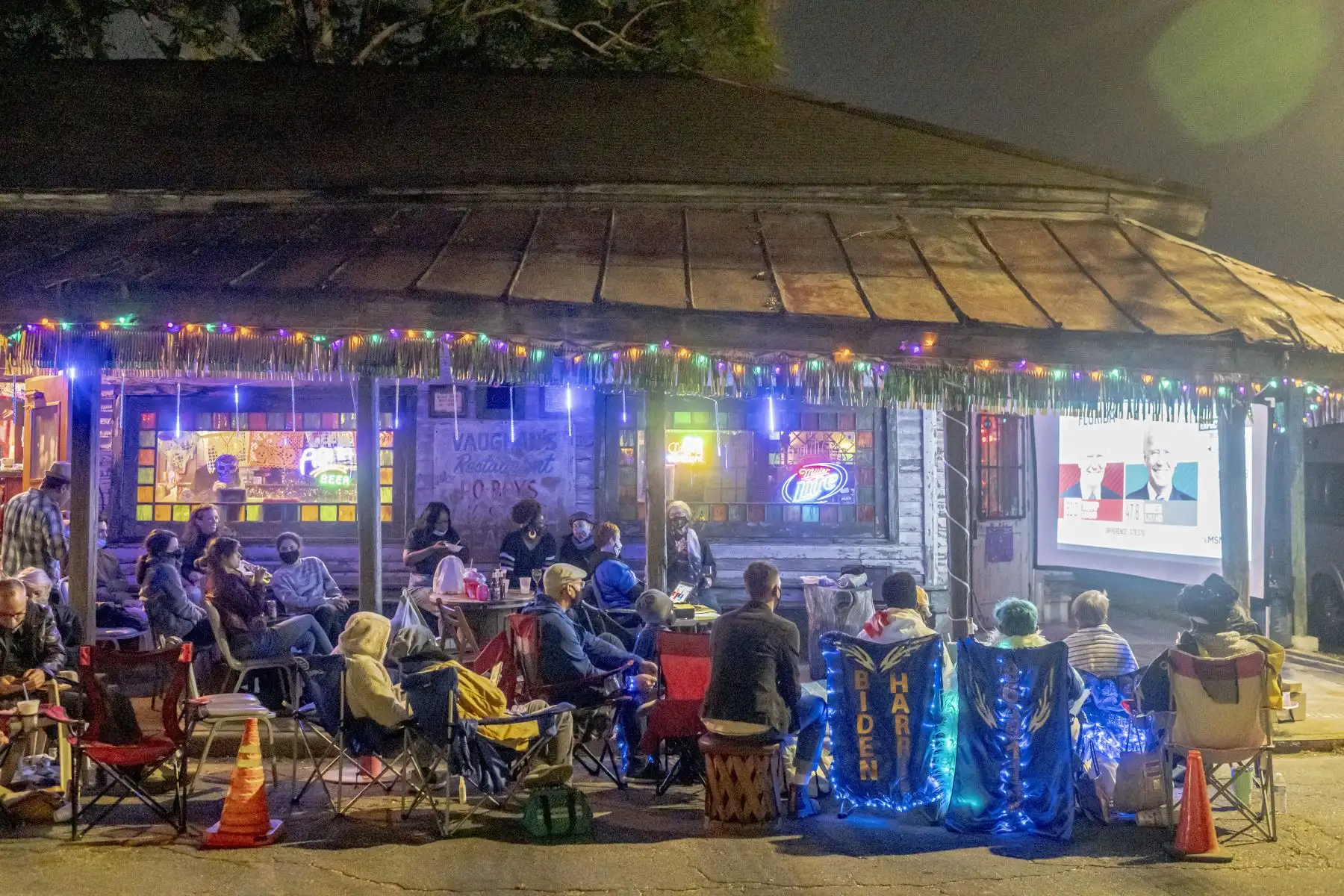 Los vecinos de Bywater ven los resultados de las elecciones desde Vaughan