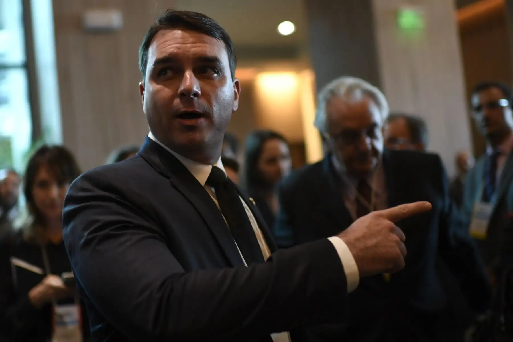 Flávio Bolsonaro promete sumar a Brasil al Escudo de las Américas