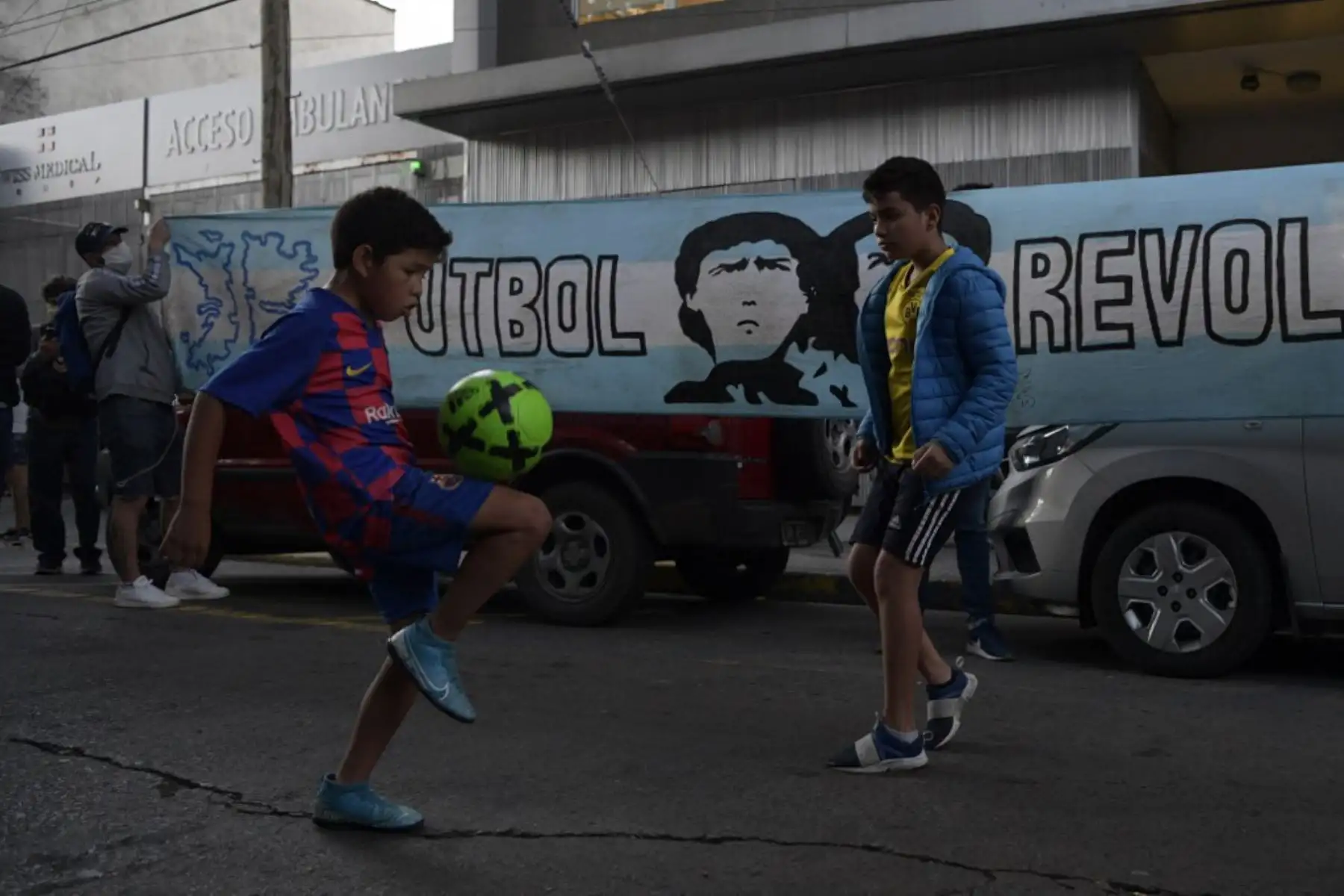 Niños juegan al fútbol cerca de la entrada del Hospital donde el ex futbolista argentino y entrenador de Gimnasia y Esgrima La Plata Diego Maradona, fue sometido a una cirugía cerebral por un coágulo de sangre, en Olivos, provincia de Buenos Aires.

Foto: AFP
