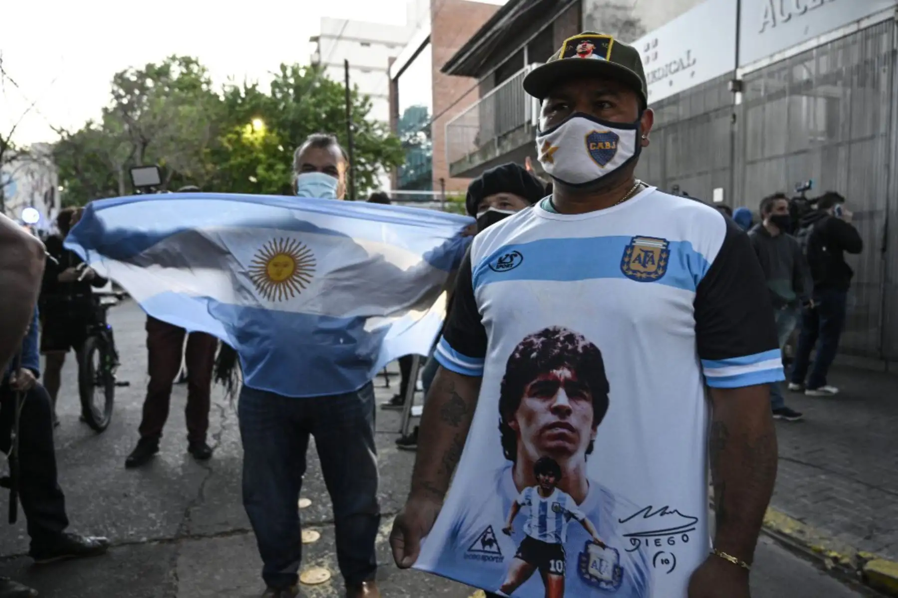 Seguidores del exfutbolista argentino y entrenador de Gimnasia y Esgrima La Plata Diego Maradona se reúnen frente al hospital donde fue sometido a una cirugía cerebral por un coágulo de sangre, en Olivos, provincia de Buenos Aires.

Foto: AFP