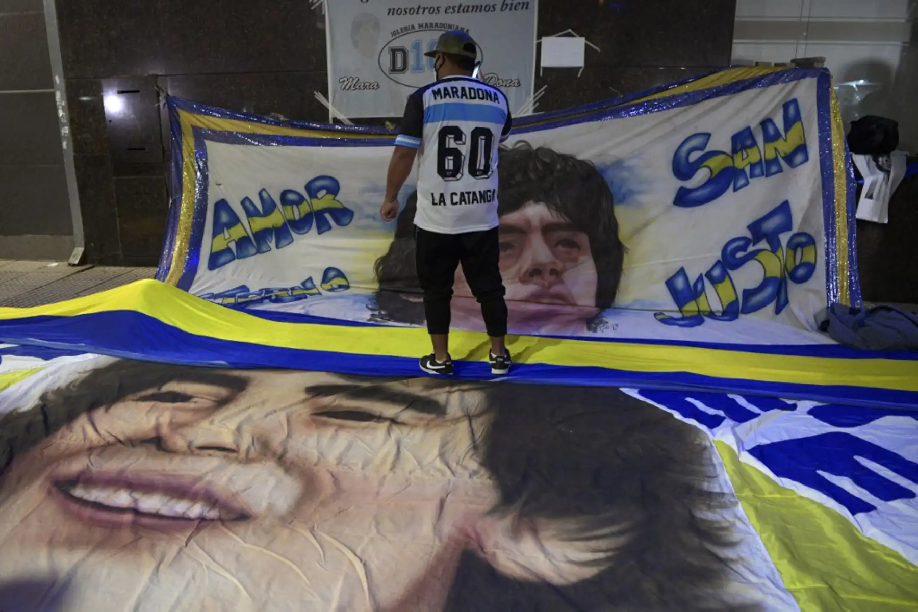 Seguidores del exfutbolista argentino y entrenador de Gimnasia y Esgrima La Plata Diego Maradona se reúnen frente al hospital donde fue sometido a una cirugía cerebral por un coágulo de sangre, en Olivos, provincia de Buenos Aires.

Foto: AFP