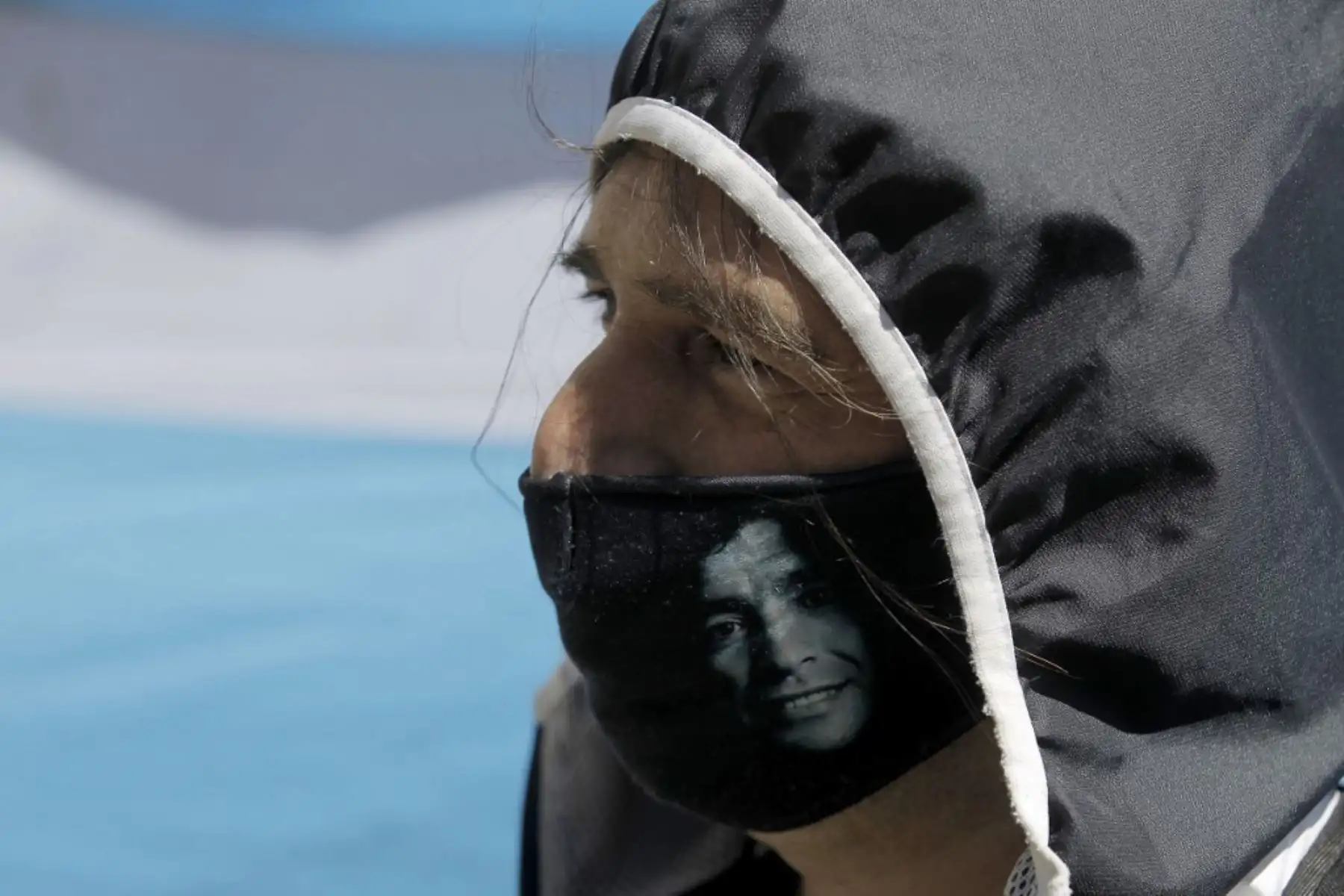Seguidor del exfutbolista argentino y entrenador de Gimnasia y Esgrima La Plata Diego Maradona porta una mascarilla con la imagen del 10 frente al hospital donde fue sometido a una cirugía cerebral por un coágulo de sangre, en Olivos, provincia de Buenos Aires.

Foto: AFP