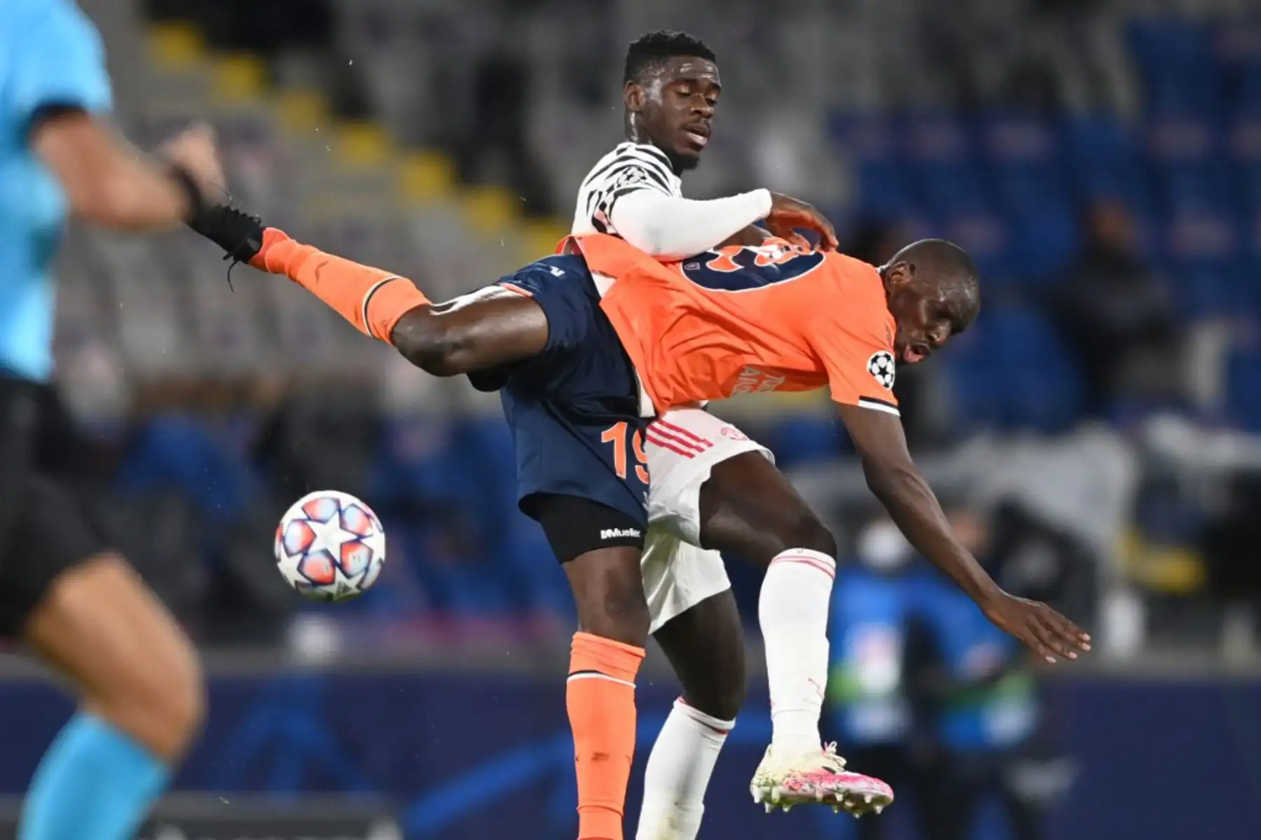 El delantero francés de Istanbul Basaksehir, Demba Ba (R), lucha por el balón con el defensor congoleño del Manchester United, Axel Tuanzebe, durante el grupo H de la Liga de Campeones de la UEFA

Foto: AFP