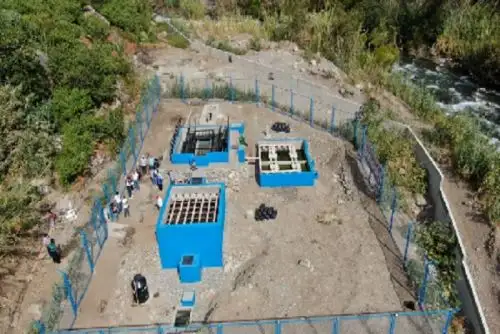 El proyecto consistió en la captación de agua, la implementación de una línea de conducción y una planta de tratamiento de aguas residuales, reemplazando la antigua poza de oxidación que tenía más de 26 años de antigüedad.