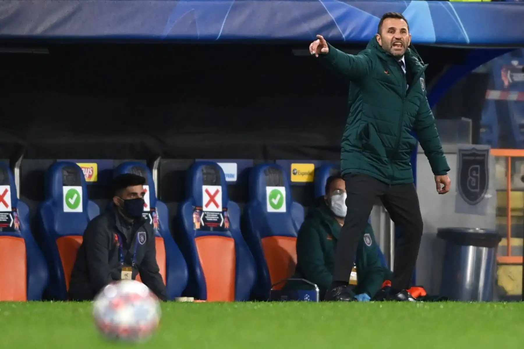 El entrenador turco de Istanbul Basaksehir, Okan Buruk, reacciona durante el partido del grupo H de la Liga de Campeones de la UEFA, entre Istanbul Basaksehir FK y Manchester United.

Foto;AFp
