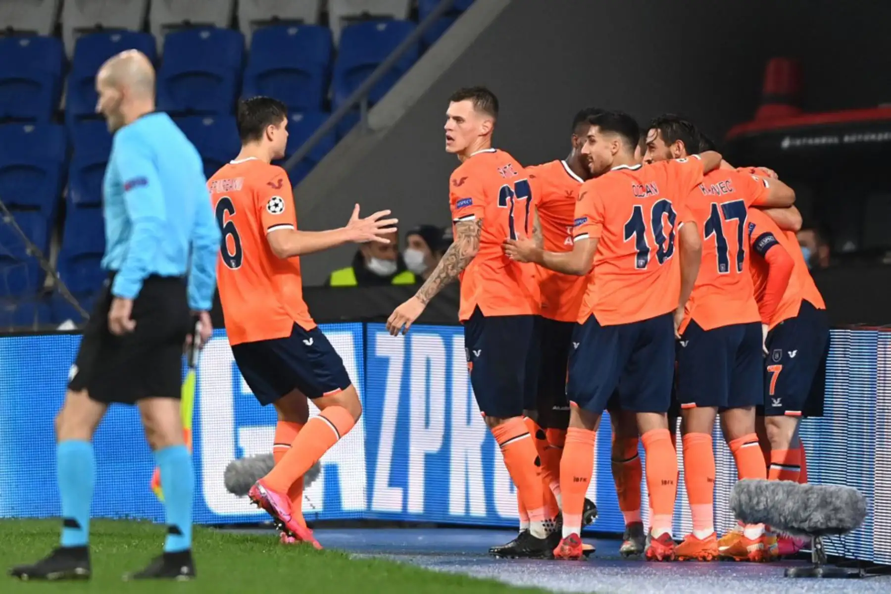 El centrocampista bosnio de Istanbul Basaksehir Edin Visca (invisible) celebra anotar el segundo gol de su equipo durante el grupo H del partido de fútbol de la Liga de Campeones de la UEFA, entre el Istanbul Basaksehir FK y el Manchester United

Foto:AFP
