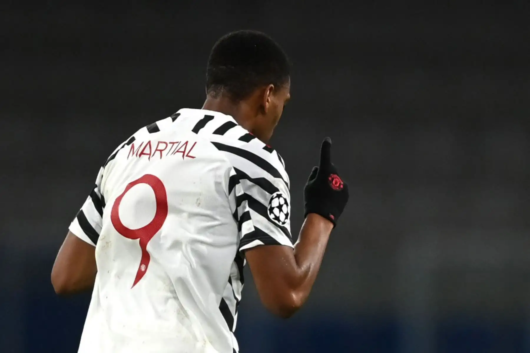 El delantero francés del Manchester United Anthony Martial celebra anotar el primer gol de su equipo durante del partido de fútbol de la Liga de Campeones de la UEFA, entre el Istanbul Basaksehir FK y el Manchester United.

Foto:AFP