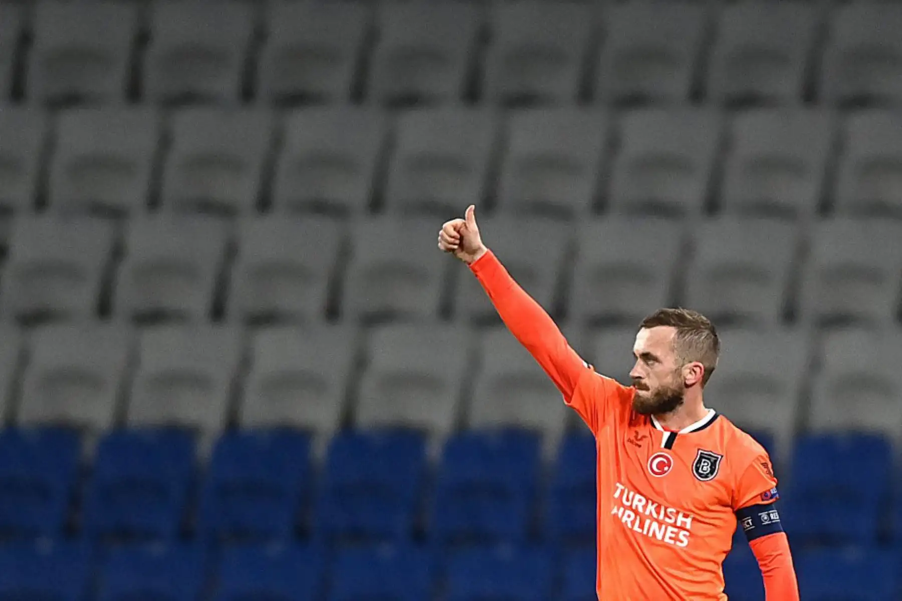 El mediocampista bosnio de Istanbul Basaksehir Edin Visca celebra anotar el segundo gol de su equipo durante el el encuentro de la Liga de Campeones de la UEFA, entre el Istanbul Basaksehir FK y el Manchester United.

Foto:AFP