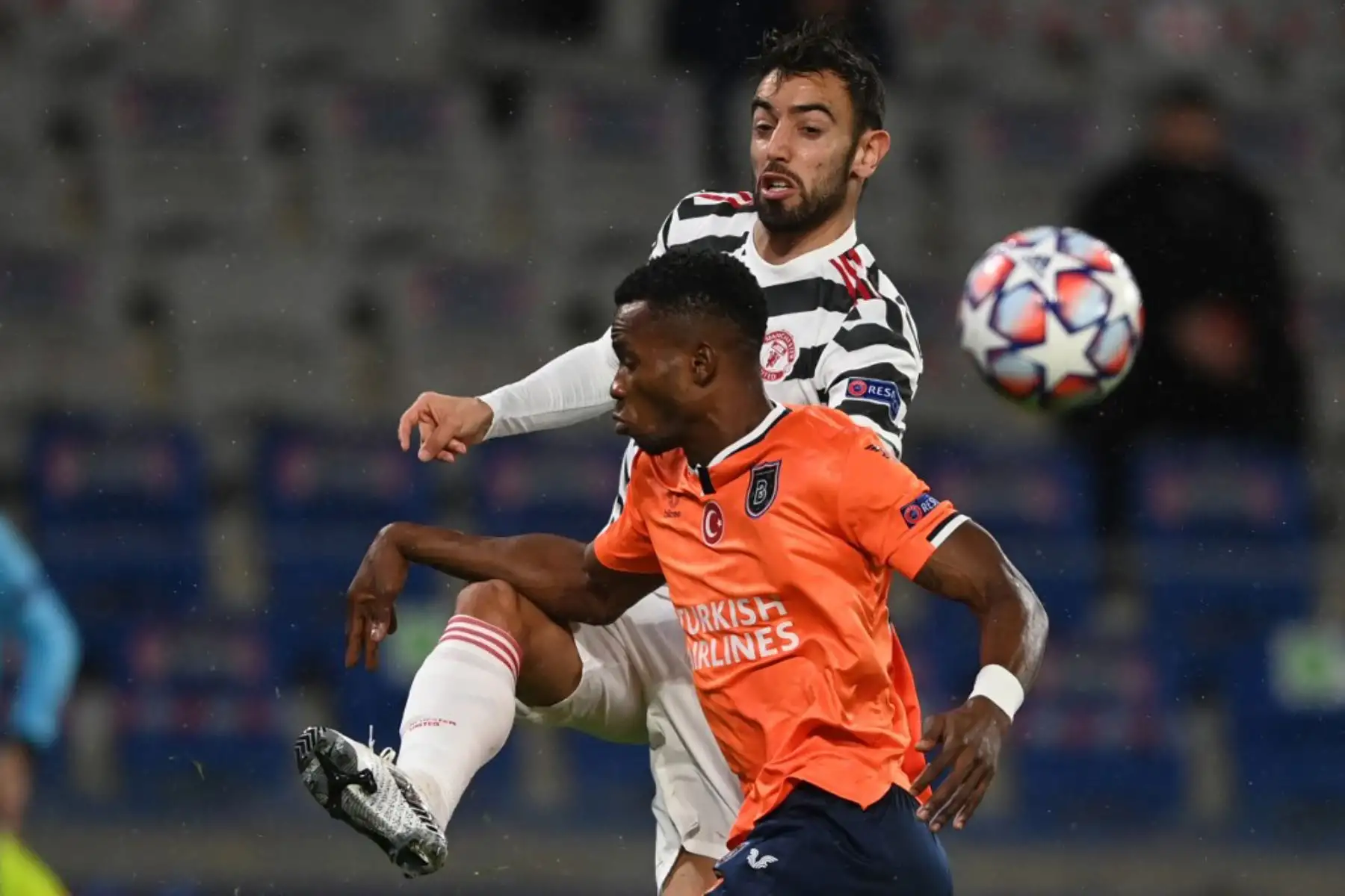 El mediocampista portugués del Manchester United, Bruno Fernandes (R), lucha por el balón con el defensor belga de Istanbul Basaksehir, Boli Bolingoli, durante el partido del grupo H de la Liga de Campeones de la UEFA, entre el Istanbul Basaksehir FK y el Manchester United

Foto:AFP
