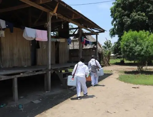 Brigadas de salud vacunan casa por casa contra la difteria y otras enfermedades en la ciudad de Contamana, en la provincia loretana de Ucayali. Se prioriza atención a niños menores de 5 años. ANDINA/Difusión