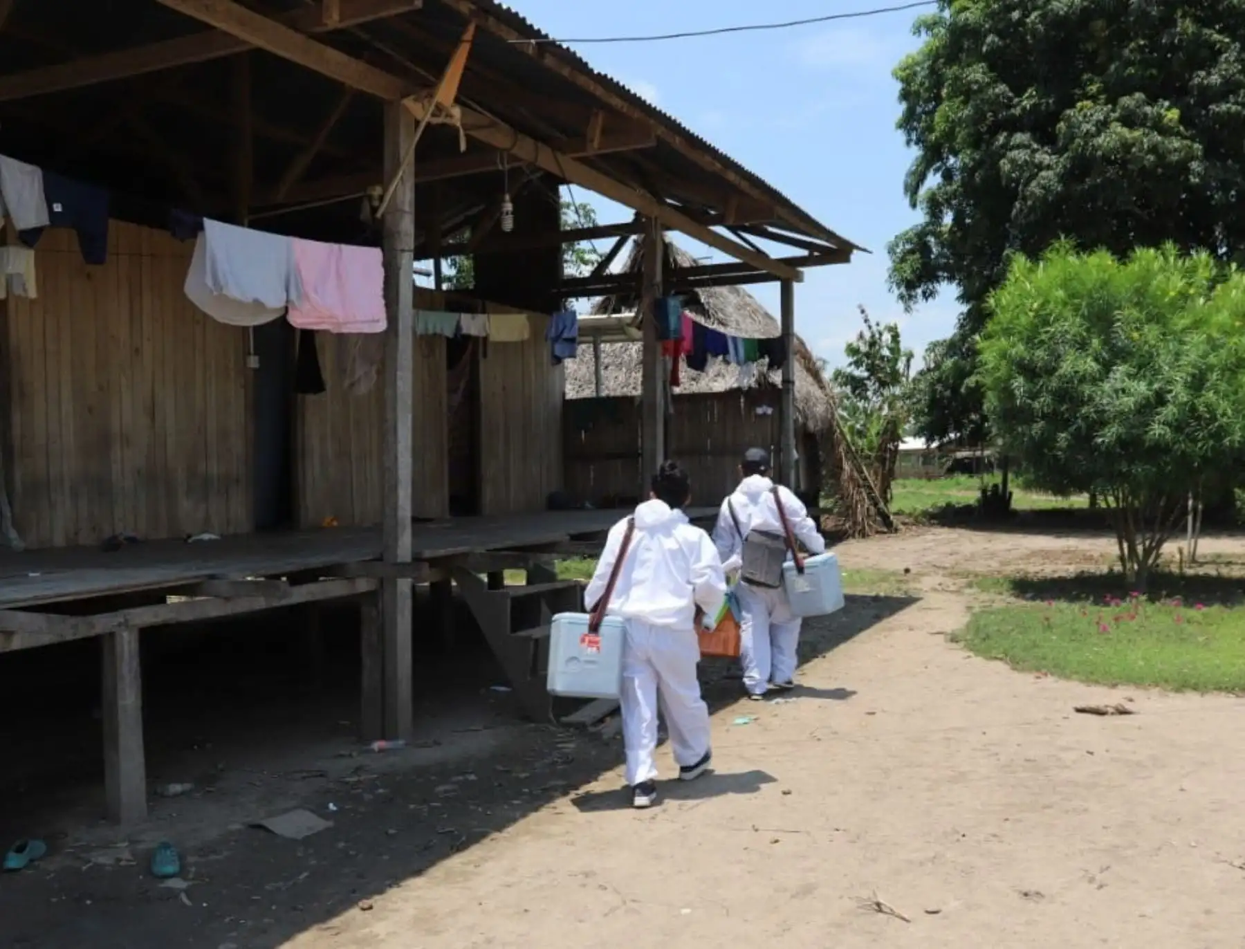 Brigadas de salud vacunan casa por casa contra la difteria y otras enfermedades en la ciudad de Contamana, en la provincia loretana de Ucayali. Se prioriza atención a niños menores de 5 años. ANDINA/Difusión