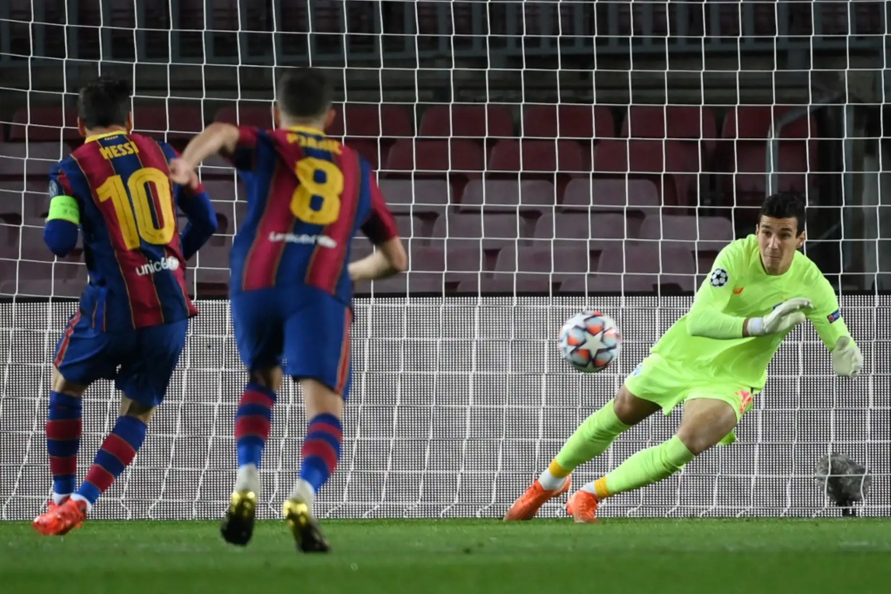 El delantero argentino del Barcelona Lionel Messi (L) dispara un penalti y marca el gol de apertura durante el partido de fútbol del grupo G de la Liga de Campeones de la UEFA entre el Barcelona y el Dynamo Kiev en el estadio Camp Nou de Barcelona

Foto: AFP