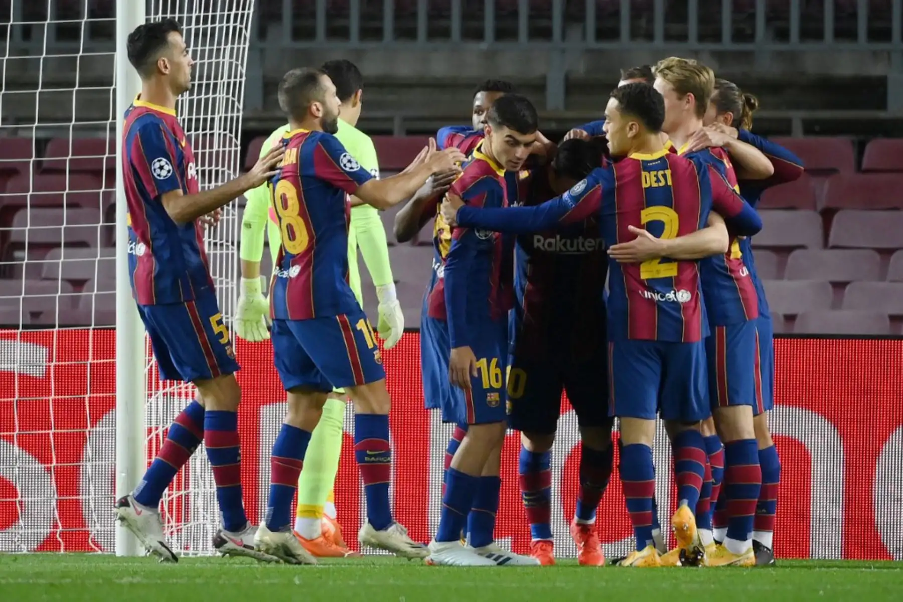 Jugadores del Barcelona celebran EL primer gol anotado por el delantero argentino Lionel Messi durante el partido de fútbol del grupo G de la Liga de Campeones de la UEFA entre el Barcelona y el Dynamo Kiev en el estadio Camp Nou de Barcelona

Foto: AFP