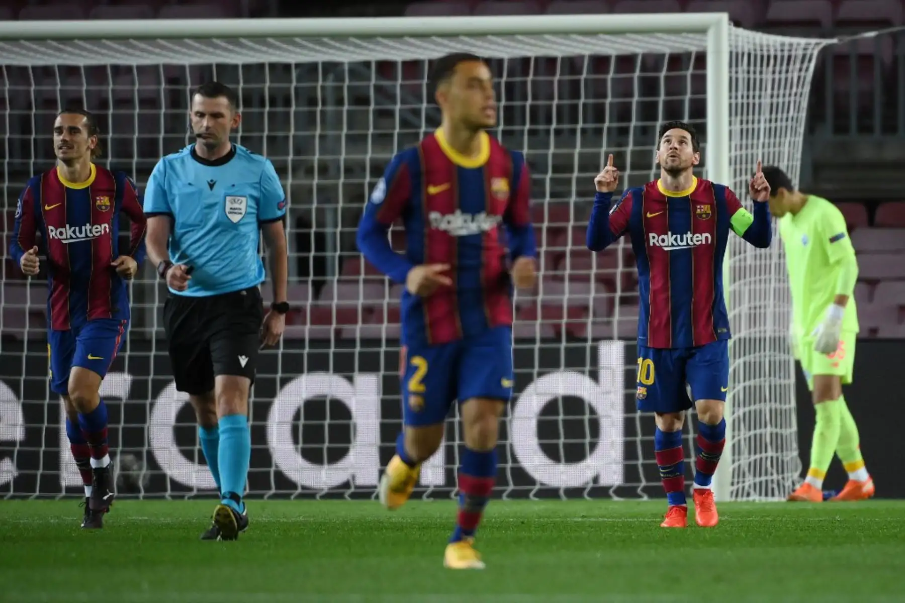 El delantero argentino del Barcelona Lionel Messi (2R) celebra tras marcar el gol de apertura durante el partido de fútbol del grupo G de la Liga de Campeones de la UEFA entre el Barcelona y el Dynamo Kiev en el estadio Camp Nou de Barcelona

Foto: AFP