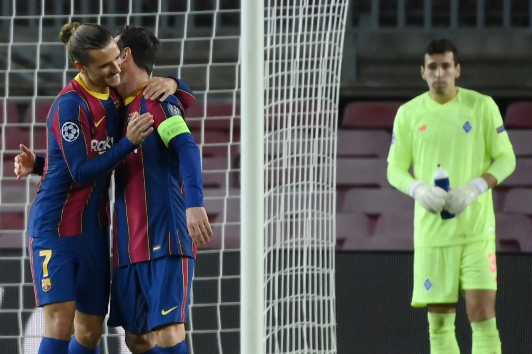 El delantero argentino del Barcelona Lionel Messi (2L) celebra con el delantero francés del Barcelona Antoine Griezmann después de marcar el gol de apertura durante el partido de fútbol del grupo G de la Liga de Campeones de la UEFA entre el Barcelona y el Dynamo Kiev en el estadio Camp Nou de Barcelona

Foto: AFP