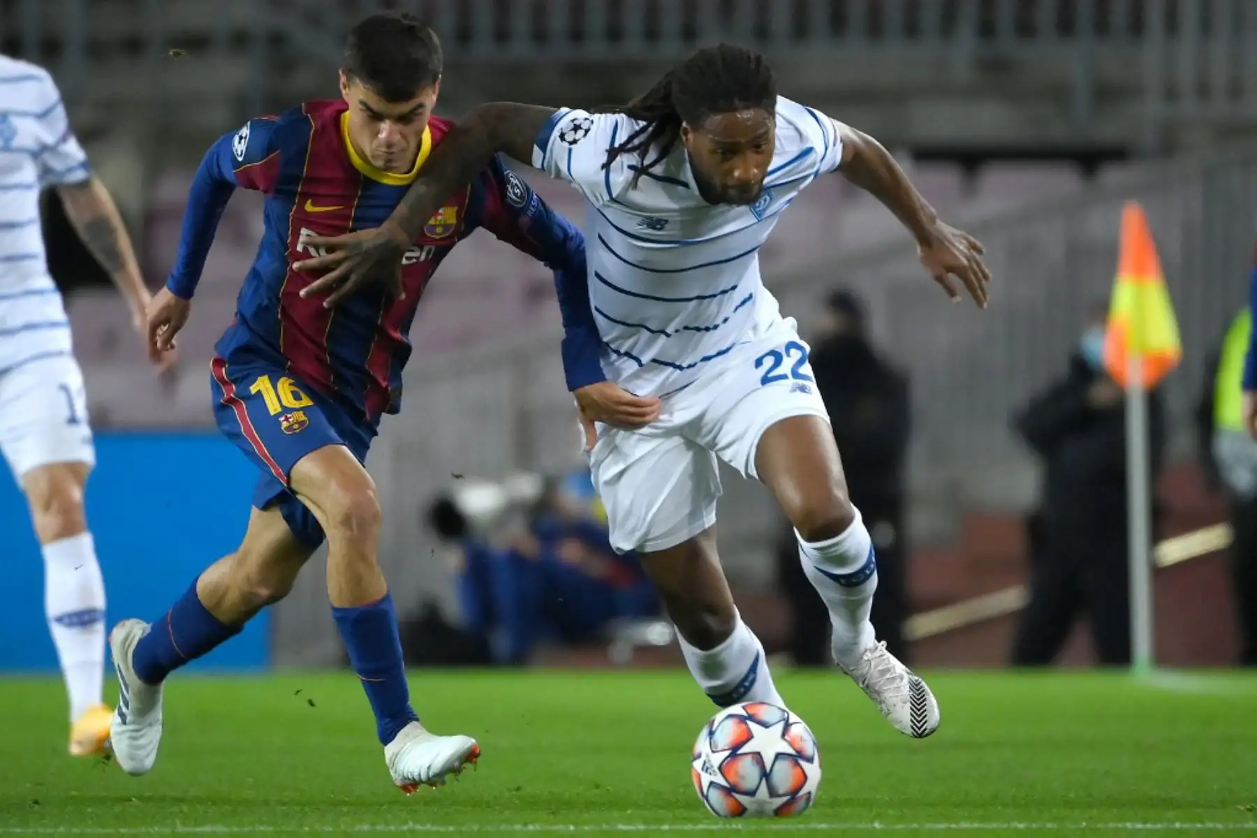 El mediocampista español del Barcelona, ​​Pedri, compite con el delantero luxemburgués del Dynamo Kiev, Gerson Rodrigues (R), durante el partido de fútbol del grupo G de la Liga de Campeones de la UEFA entre el Barcelona y el Dynamo Kiev en el estadio Camp Nou de Barcelona

Foto:AFP
