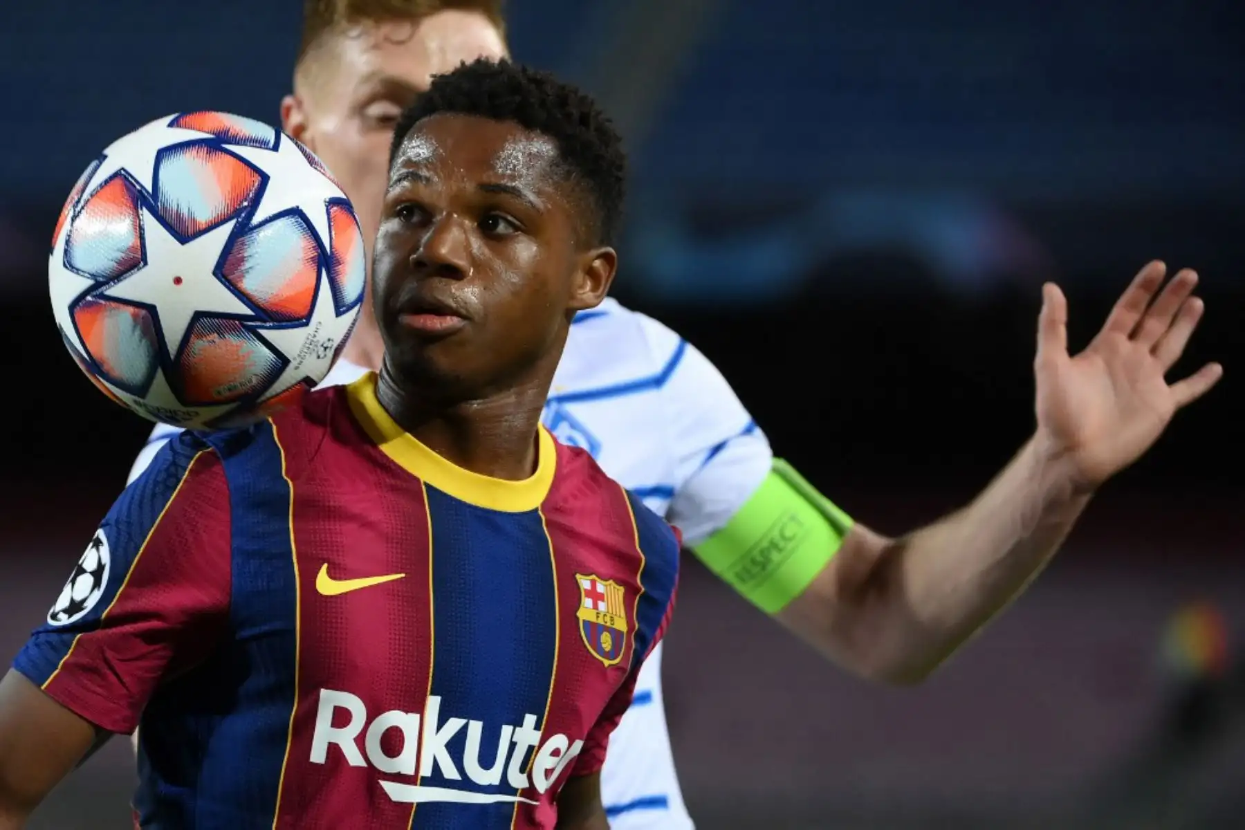 El delantero español del Barcelona Ansu Fati compite con el delantero ucraniano del Dynamo Kiev Viktor Tsyhankov durante el partido de fútbol del grupo G de la Liga de Campeones de la UEFA entre el Barcelona y el Dynamo Kiev en el estadio Camp Nou de Barcelona

Foto:AFP