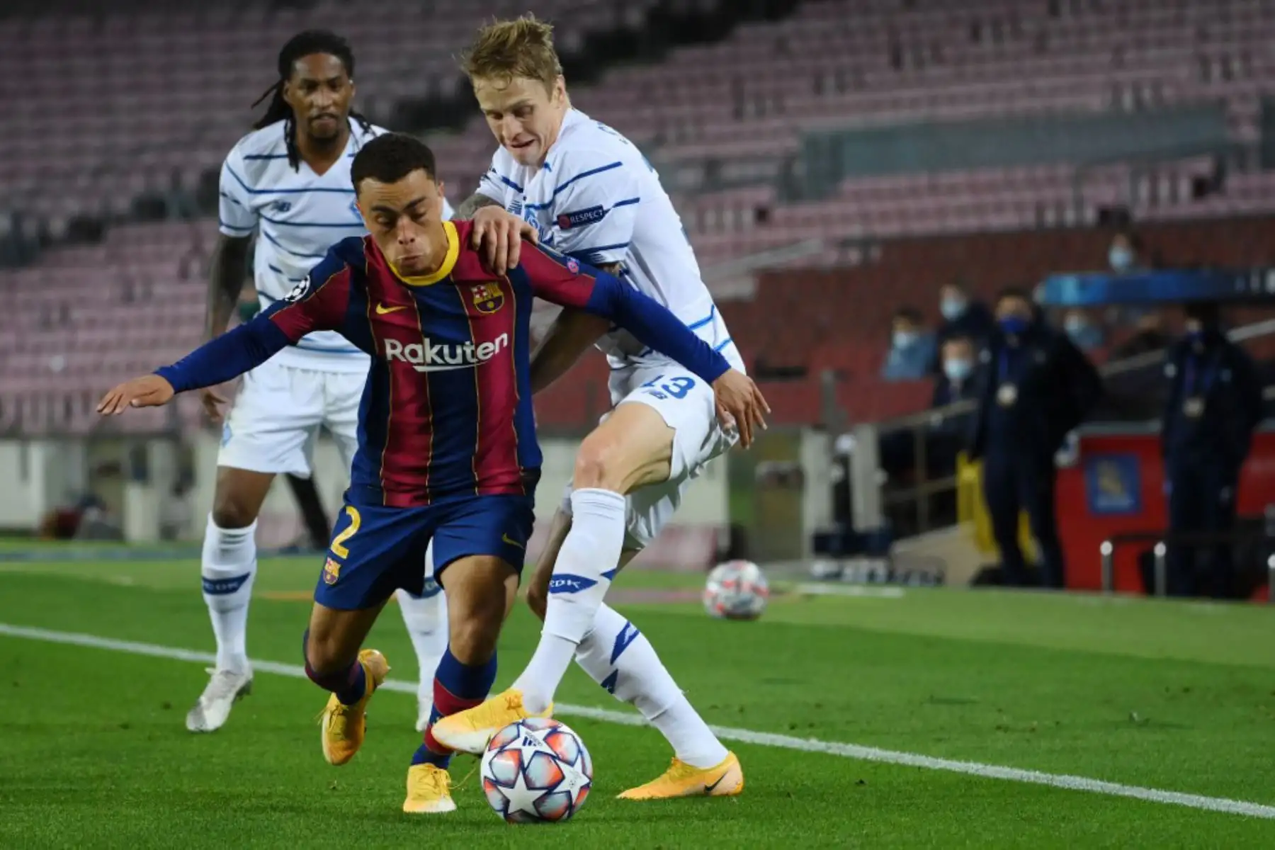 El defensor estadounidense de Barcelona, ​​Sergino Dest (L), compite con el defensor ucraniano del Dynamo Kiev, Artem Shabanov, durante el partido de fútbol del grupo G de la Liga de Campeones de la UEFA entre el Barcelona y el Dynamo Kiev en el estadio Camp Nou de Barcelona.

Foto: AFP