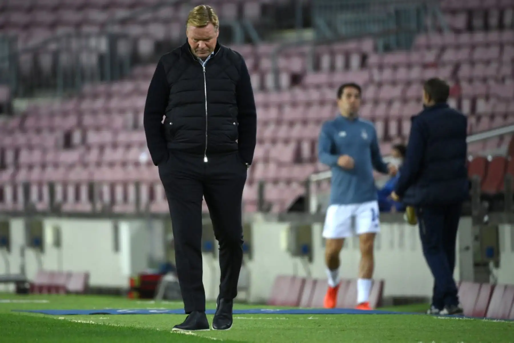 El entrenador holandés del Barcelona, ​​Ronald Koeman, camina al margen durante el partido de fútbol del grupo G de la Liga de Campeones de la UEFA entre el Barcelona y el Dynamo Kiev en el estadio Camp Nou de Barcelona

Foto: AFP